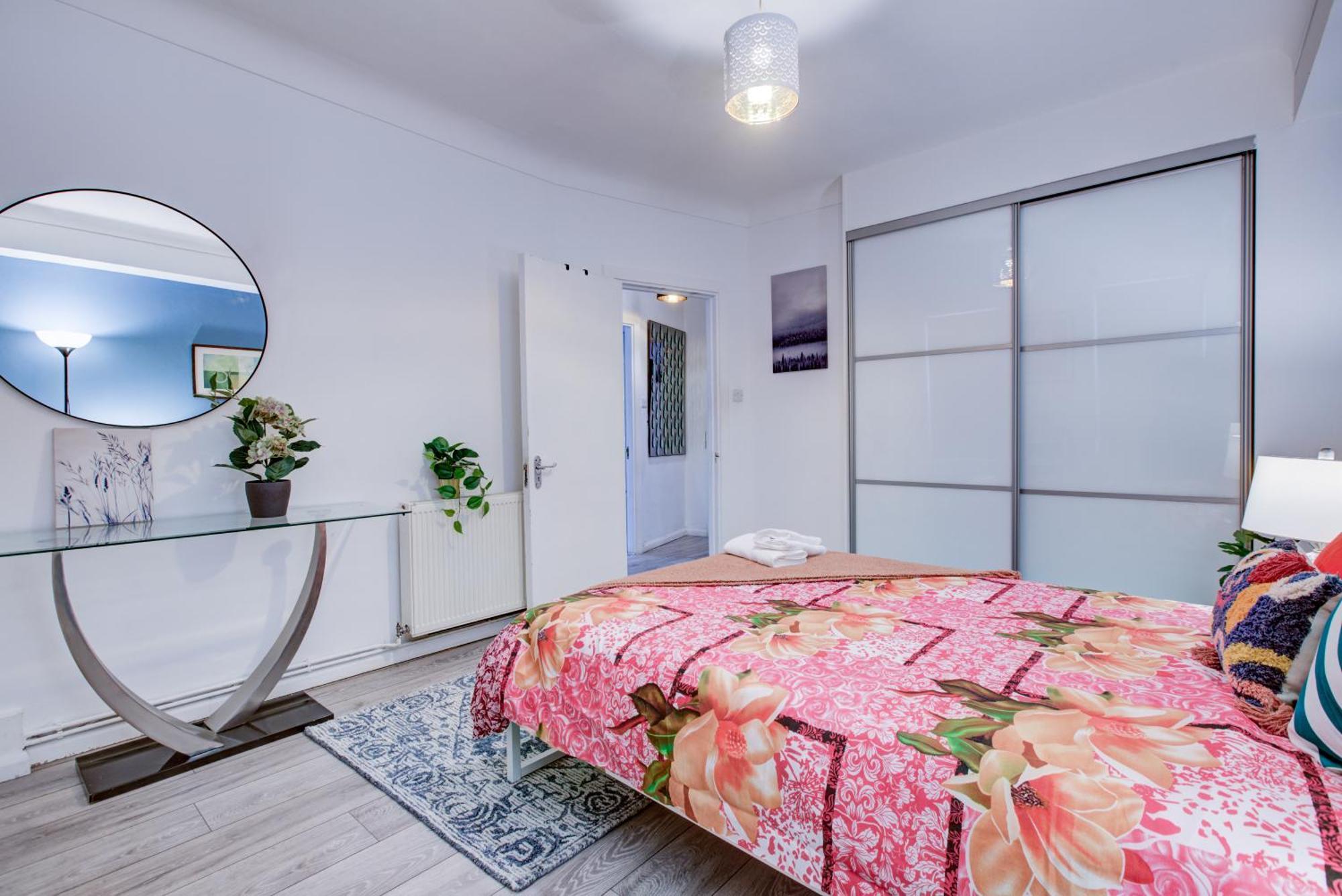 Lovely 2- Bedroom In Apartment *