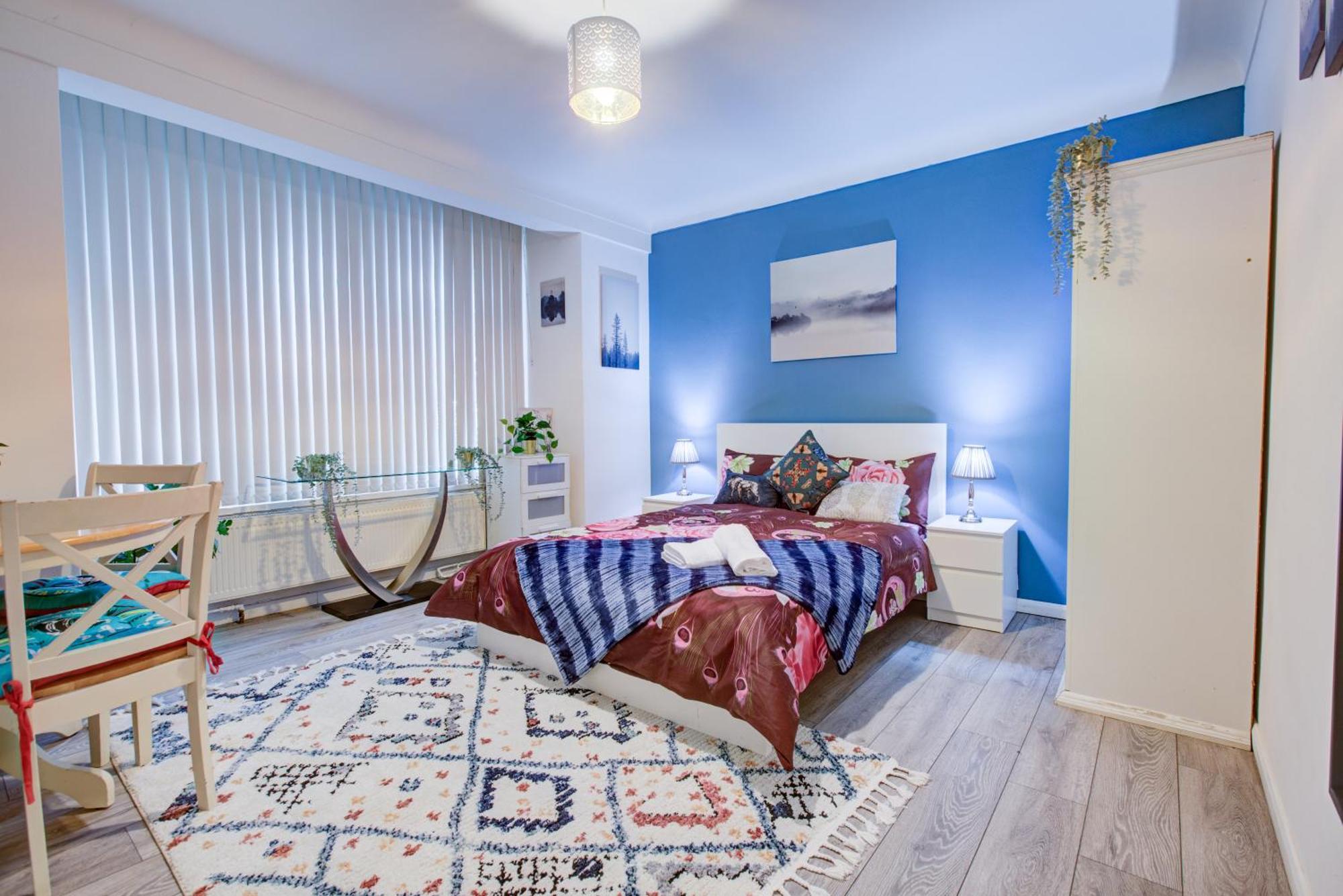 Lovely 2- Bedroom In Apartment *