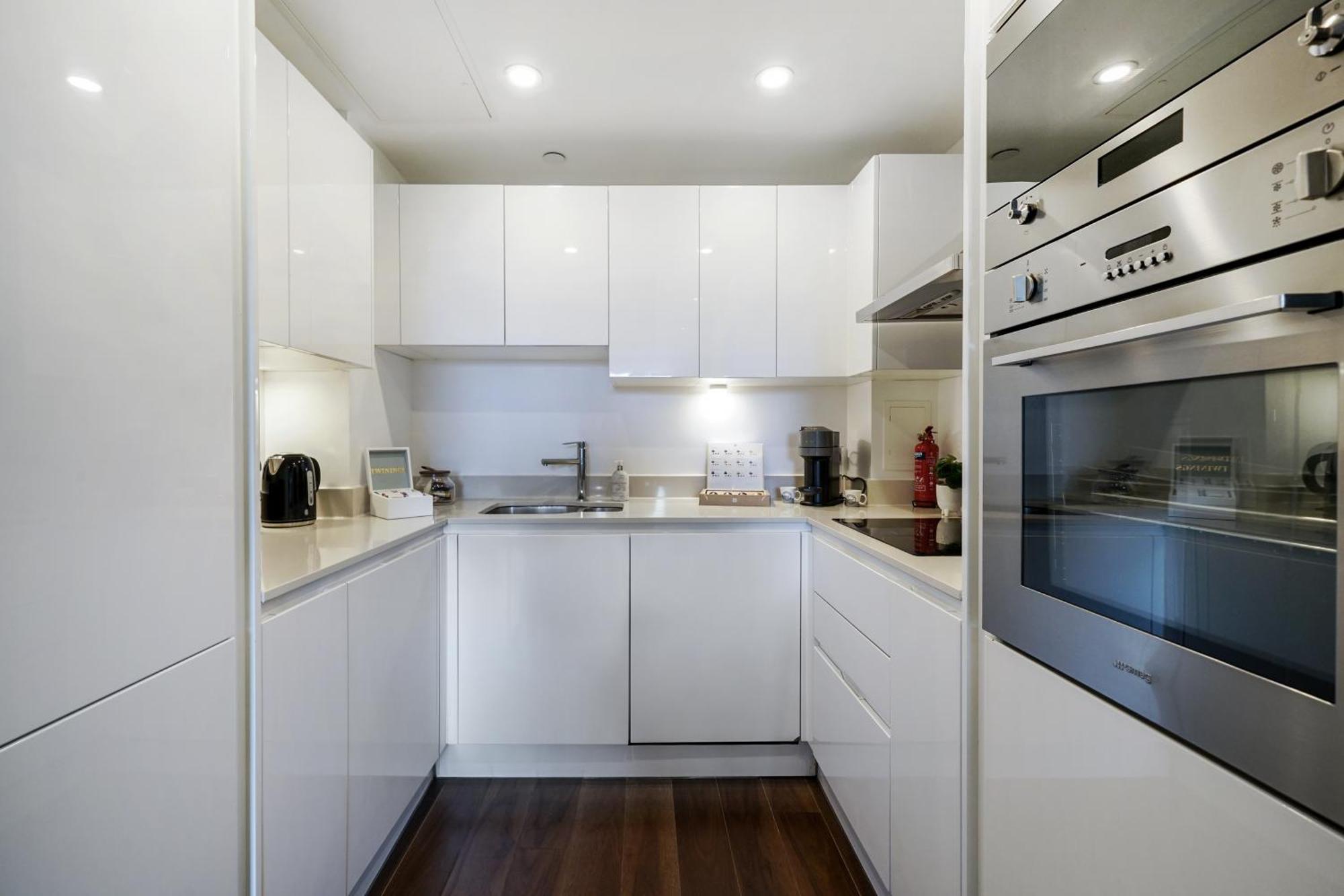 Stunning 2 Bed, 2 Bath High Rise Minutes From Canary Wharf