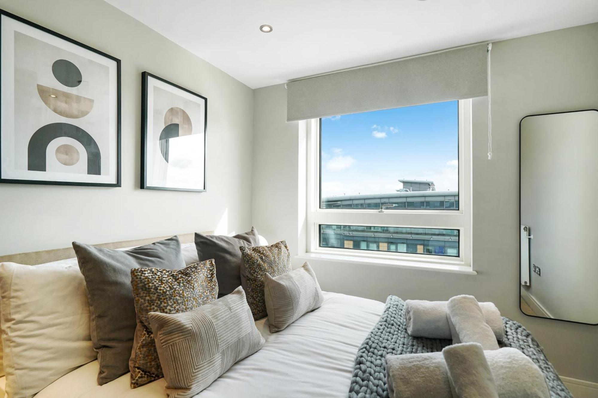Stunning 2 Bed, 2 Bath High Rise Minutes From Canary Wharf Apartment *