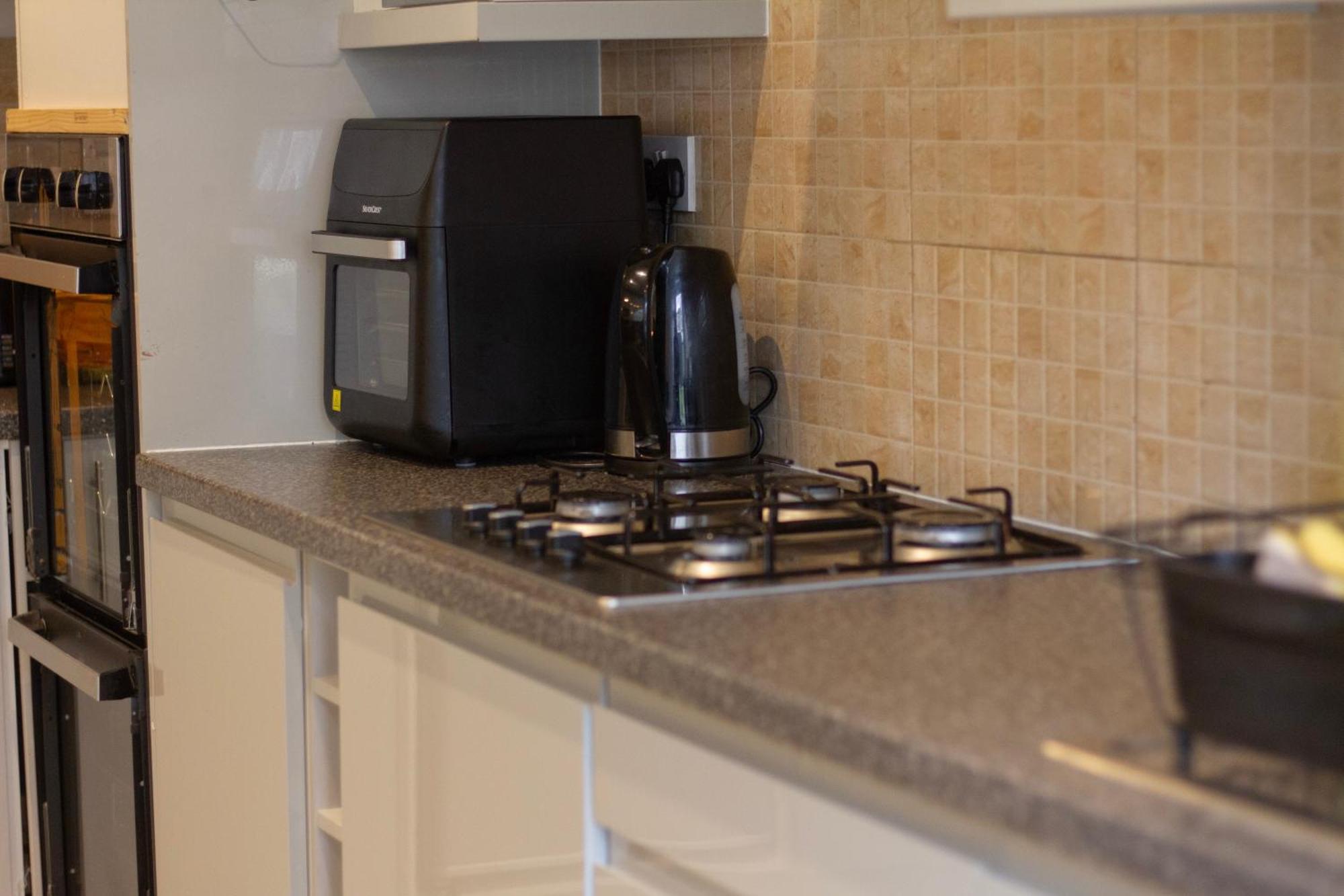 Spacious 4-bedroom Townhouse With Garden- Perfect For Groups! Casa de férias