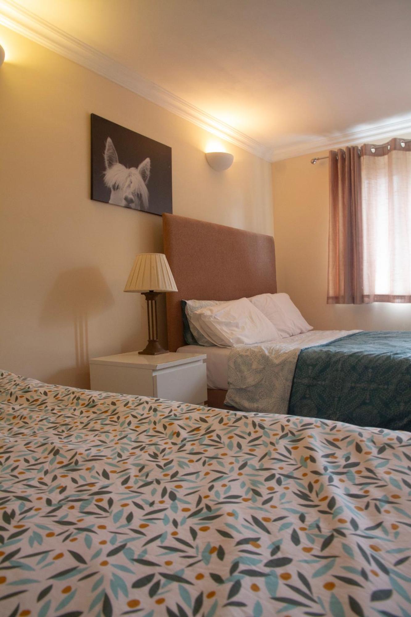 Spacious 4-bedroom Townhouse With Garden- Perfect For Groups! Casa de férias Londres