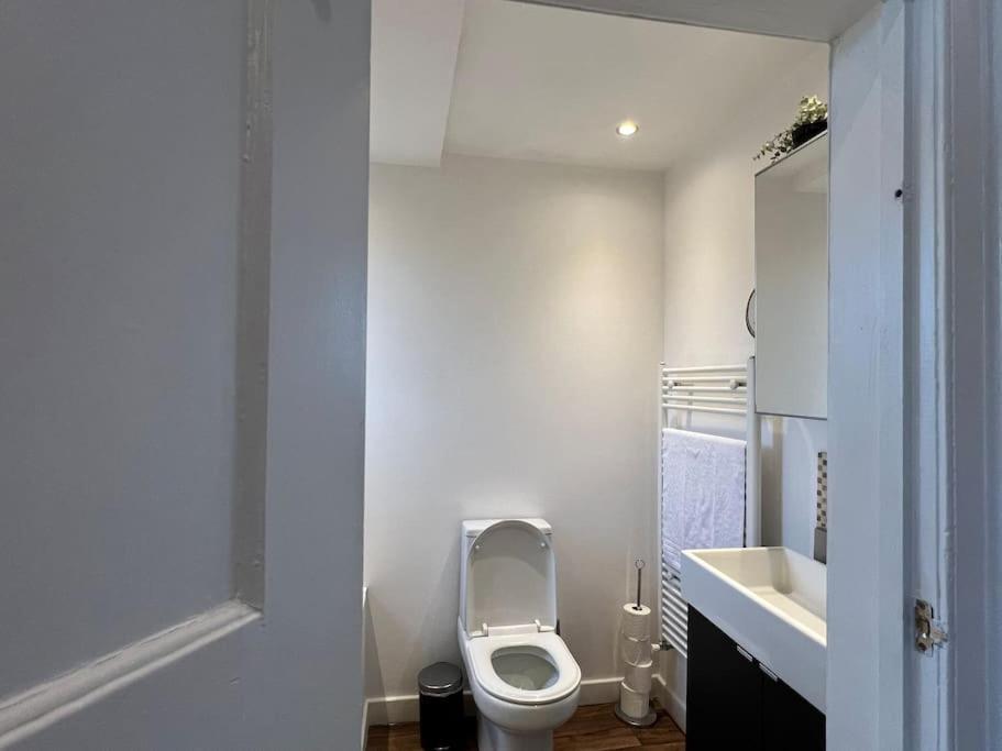 3 Bed Luxury House, 10 Min Walk To Underground Holiday home