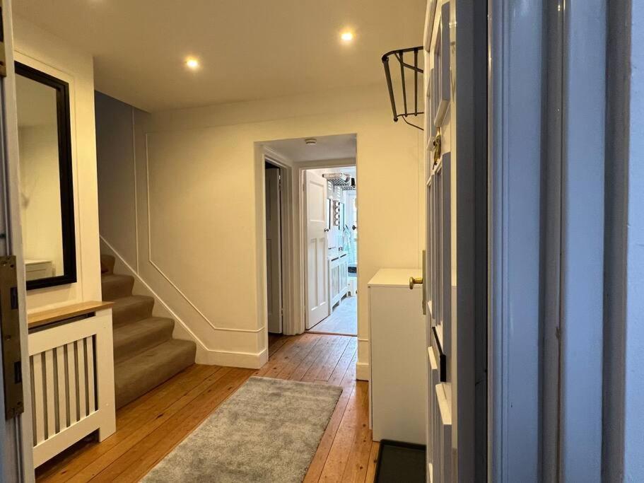 Holiday home 3 Bed Luxury House, 10 Min Walk To Underground London