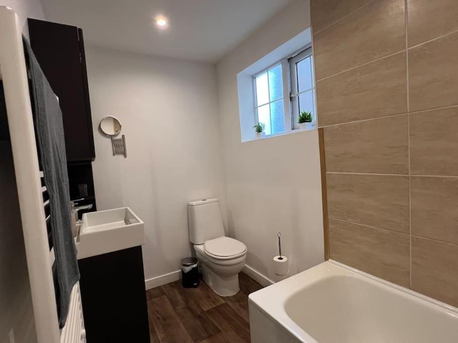 3 Bed Luxury House, 10 Min Walk To Underground * London