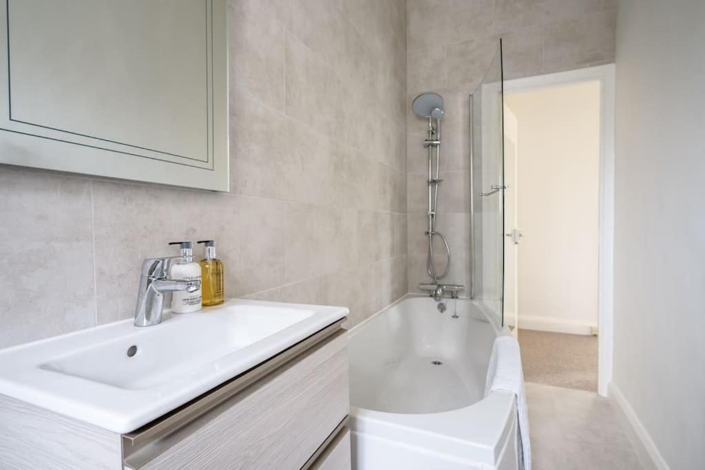 Luxury & Stylist Near Victoria Apartment London