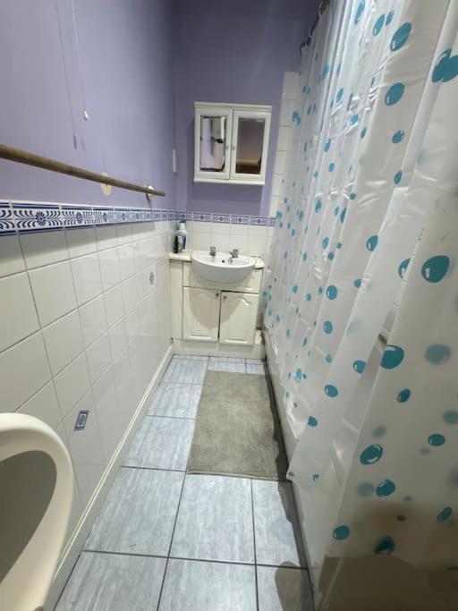 Private Double Bedroom In Hounslow Near Heathrow Guest house London