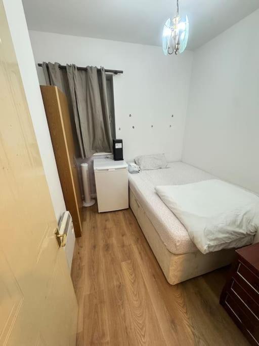 Private Double Bedroom In Hounslow Near Heathrow * London