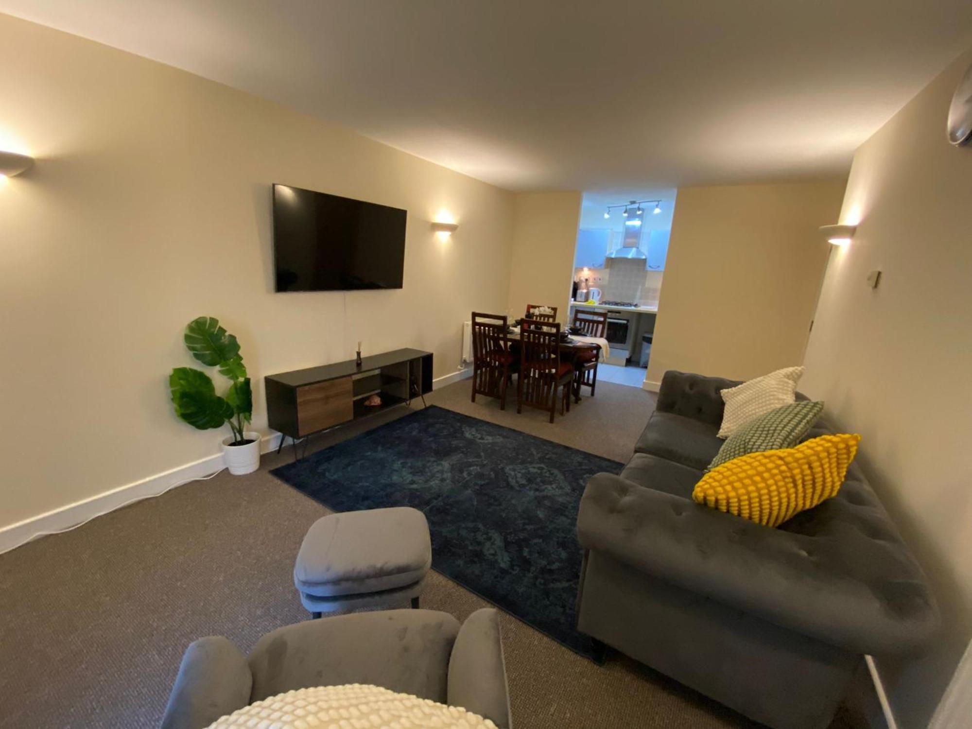Stunning 2-bed In Apartment *
