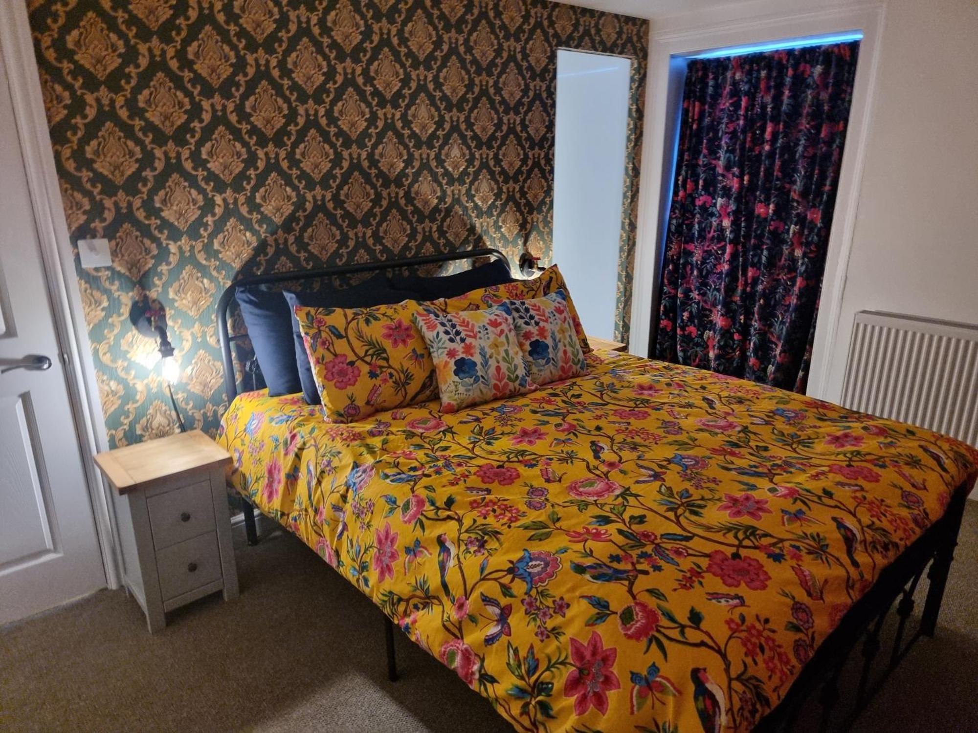 Apartment Entire Ground Floor Flat, Free Off-street Parking And Large Garden London