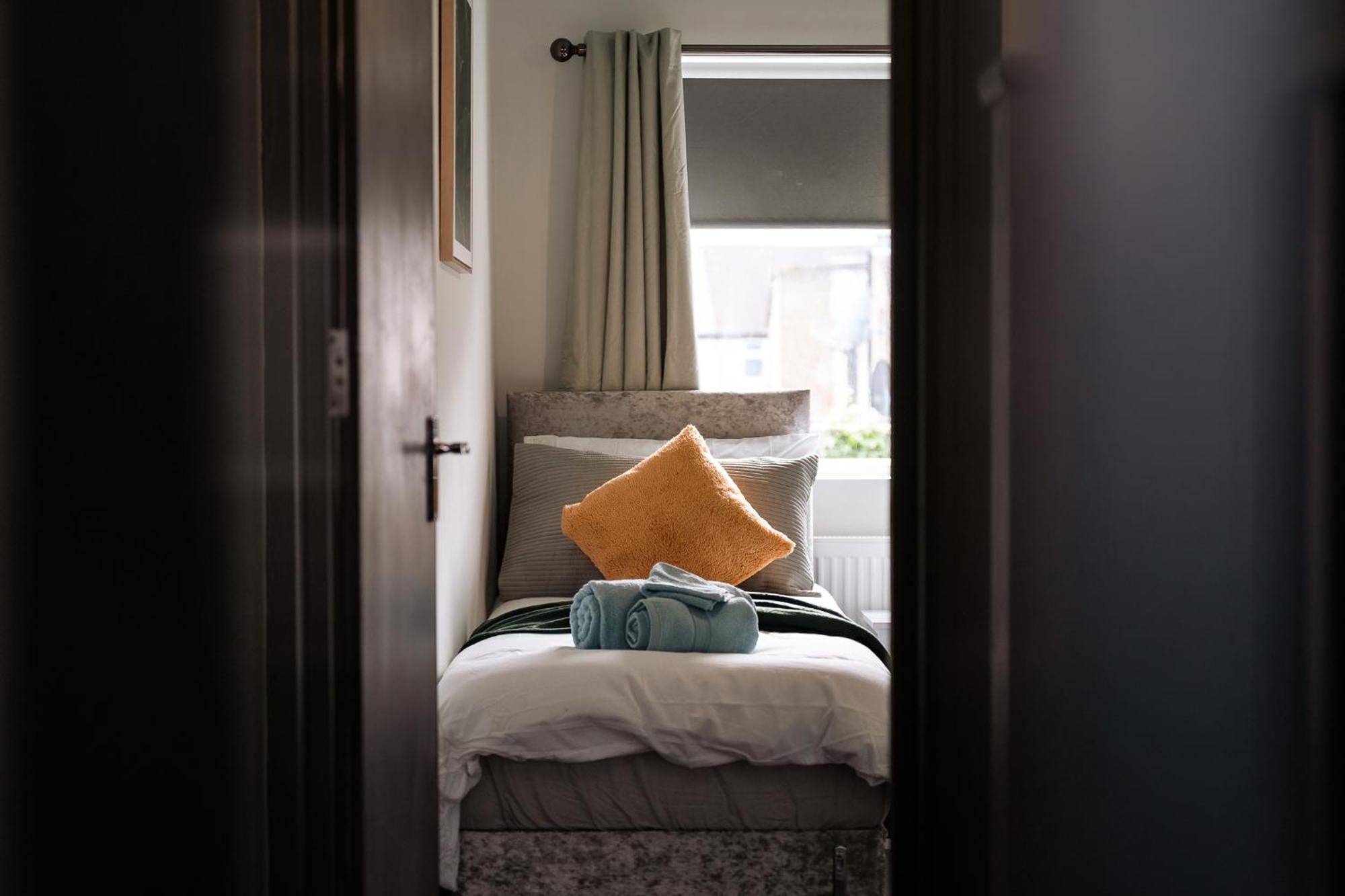 Edmonton - 4 Bedrooms, Sleeps 8, 3 Bathroom Contractor Base London
