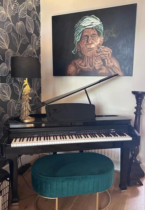 With Balcony Overlooking A Garden Homestay London