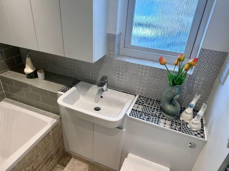 Homestay With Balcony Overlooking A Garden London