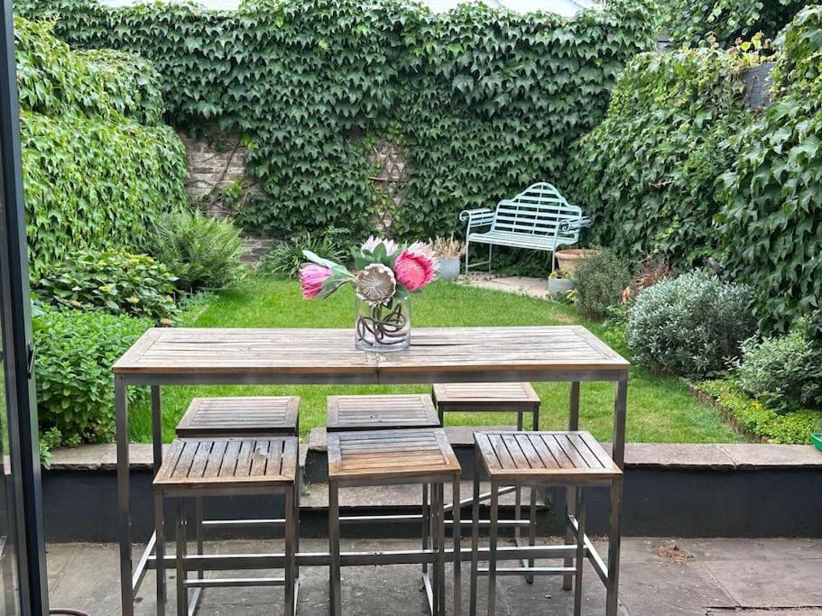 Homestay With Balcony Overlooking A Garden *