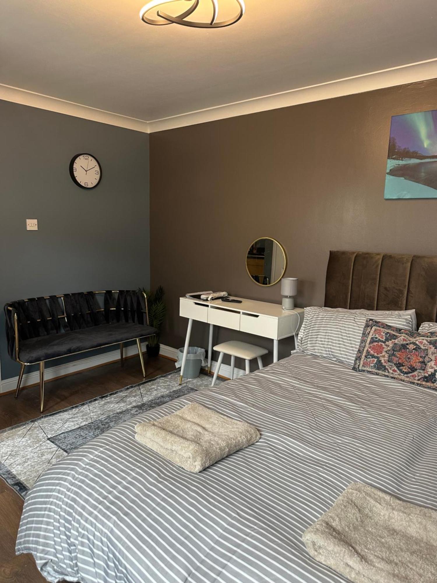 Amazing Ground Floor One Bedroom Forest Road Apartment