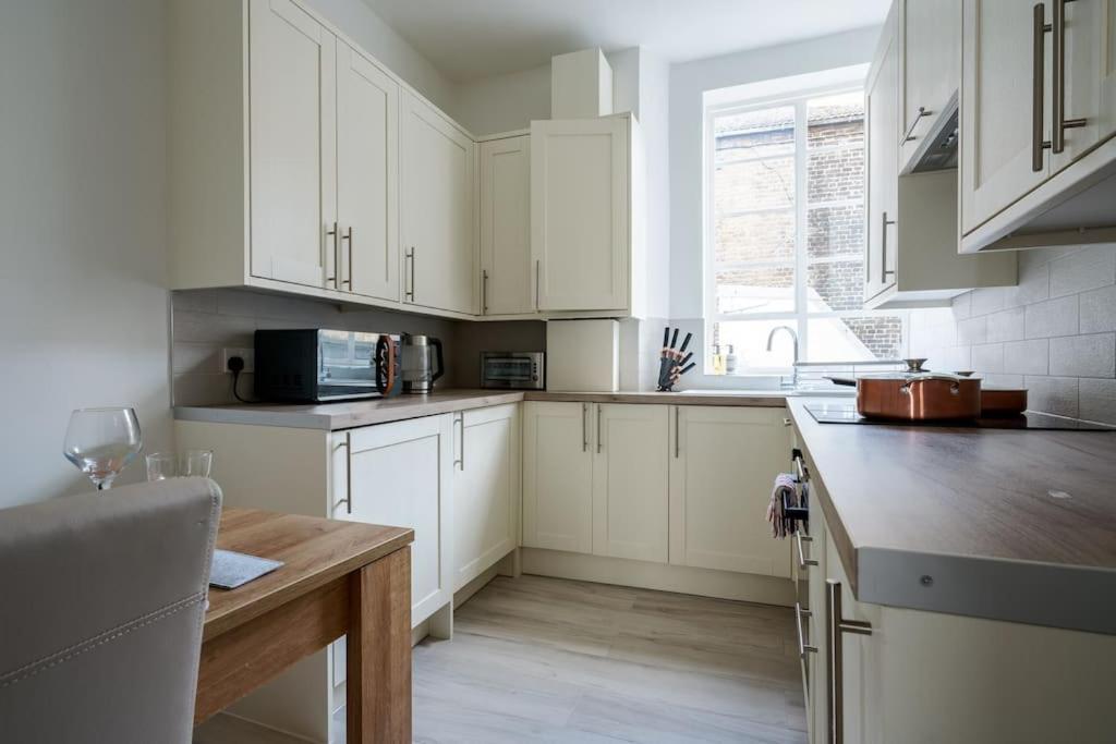 Luxury & Stylist Near Victoria Apartment London