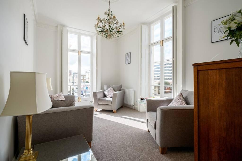 Luxury & Stylist Near Victoria