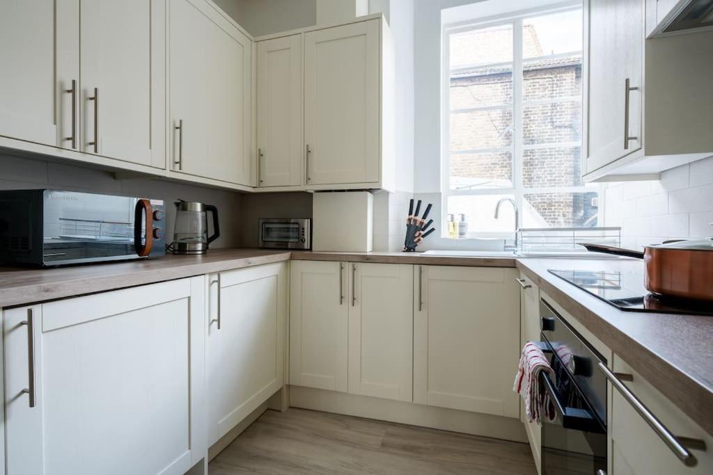 Luxury & Stylist Near Victoria Apartment