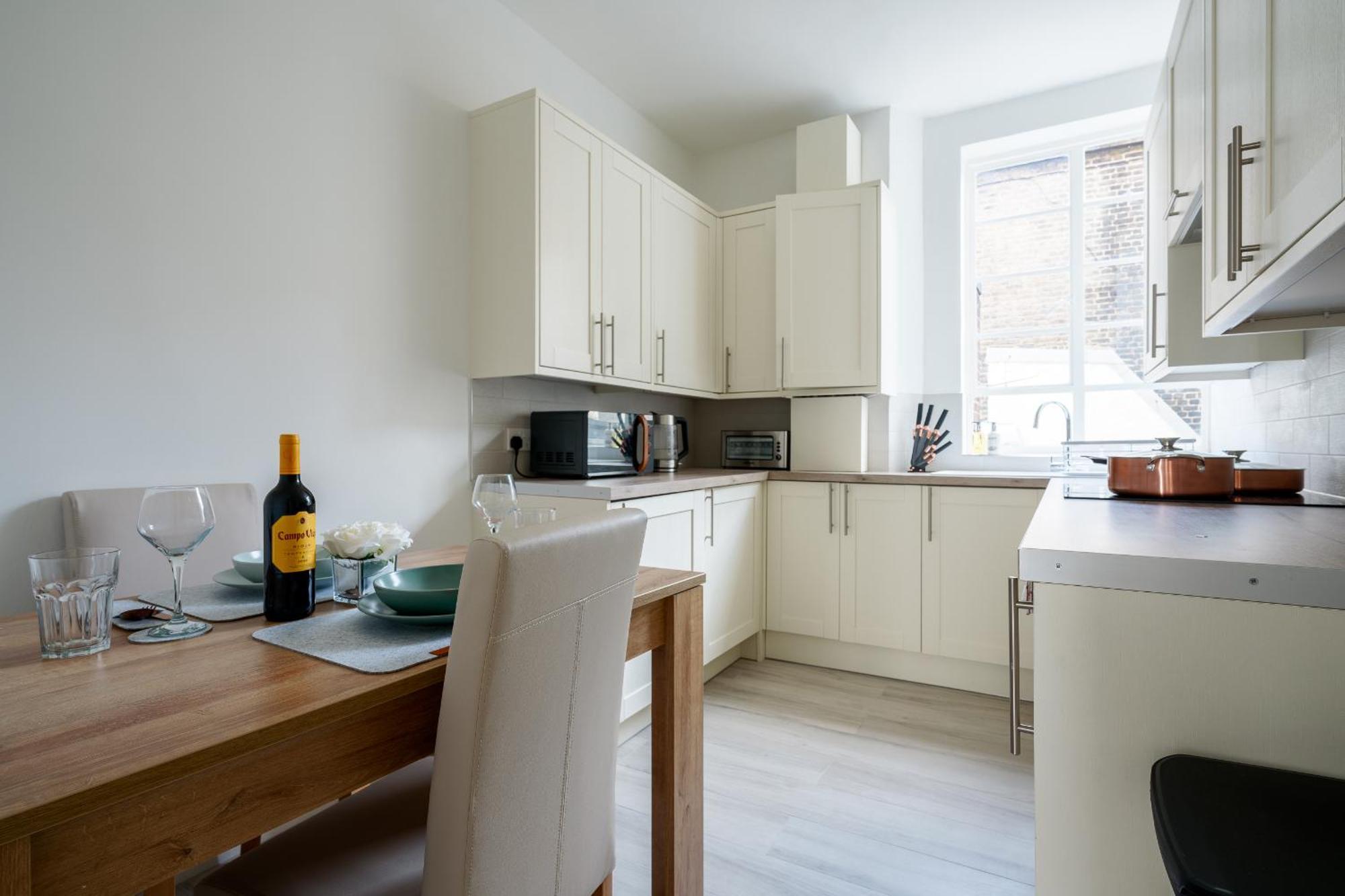 Luxury & Stylist Near Victoria Apartment London