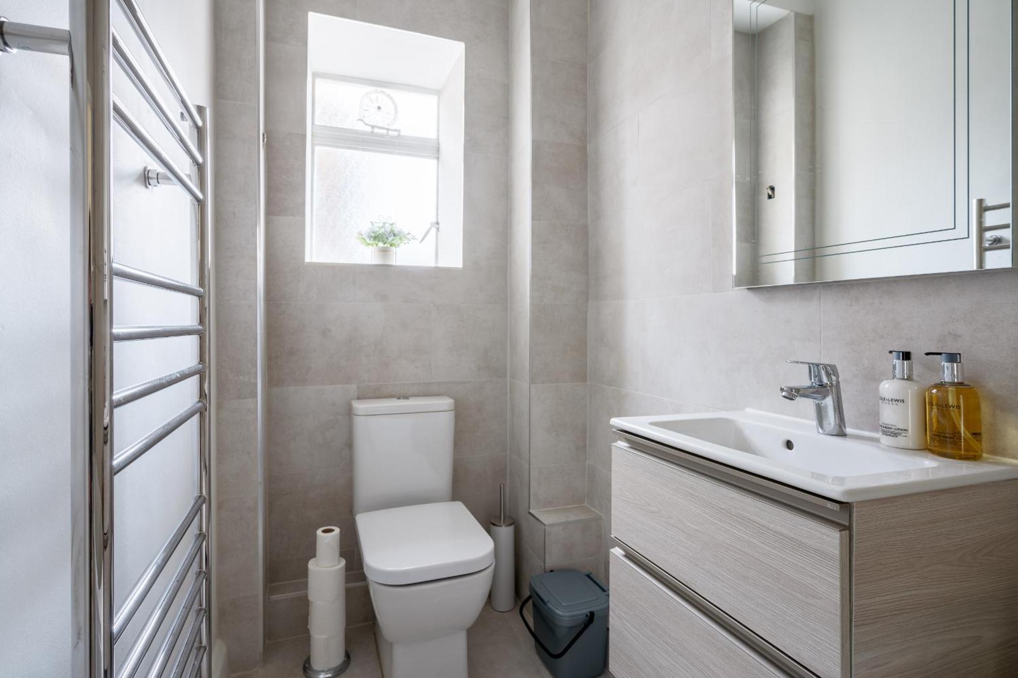 Luxury & Stylist Near Victoria * London