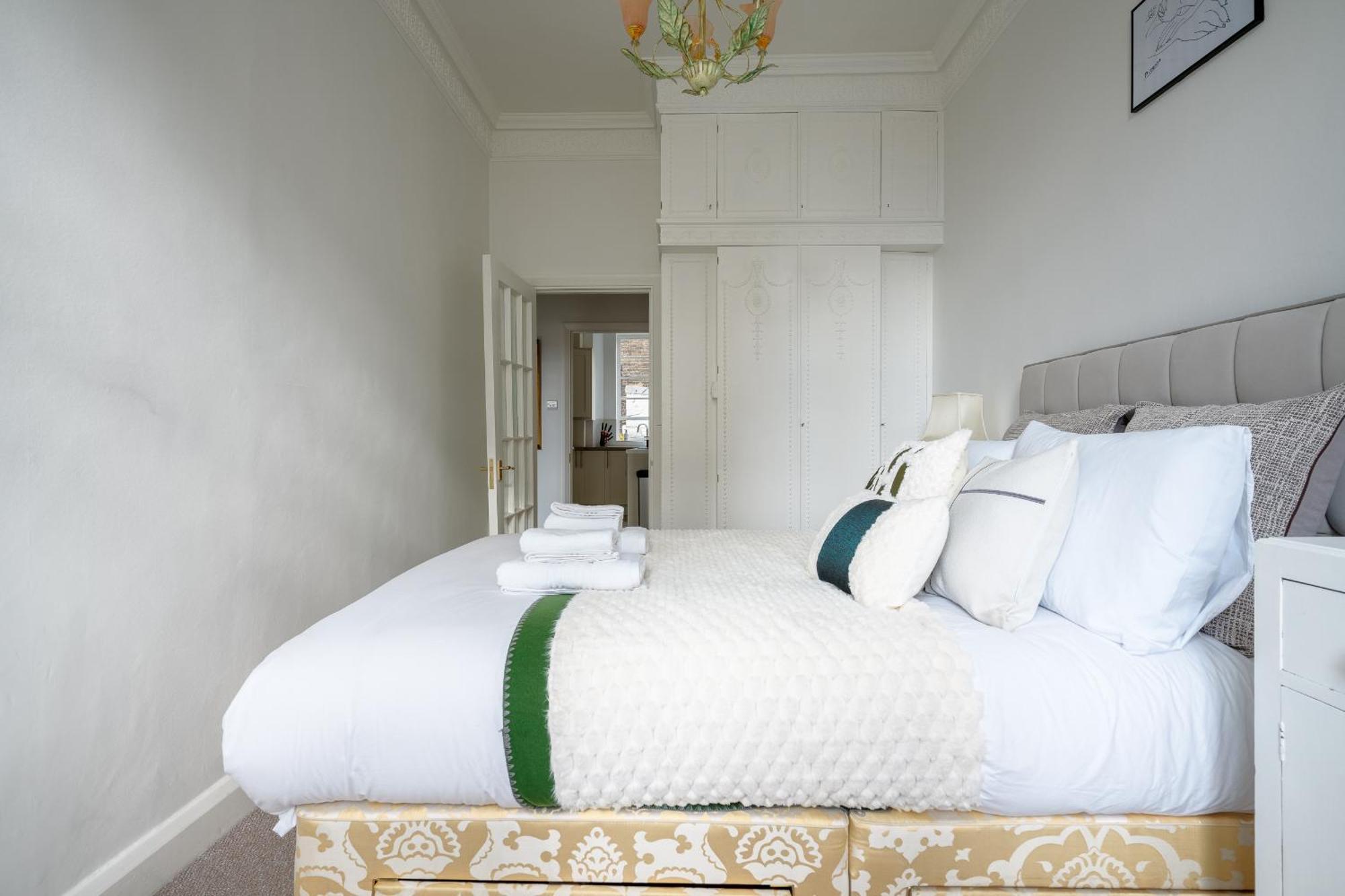 Luxury & Stylist Near Victoria Apartment *