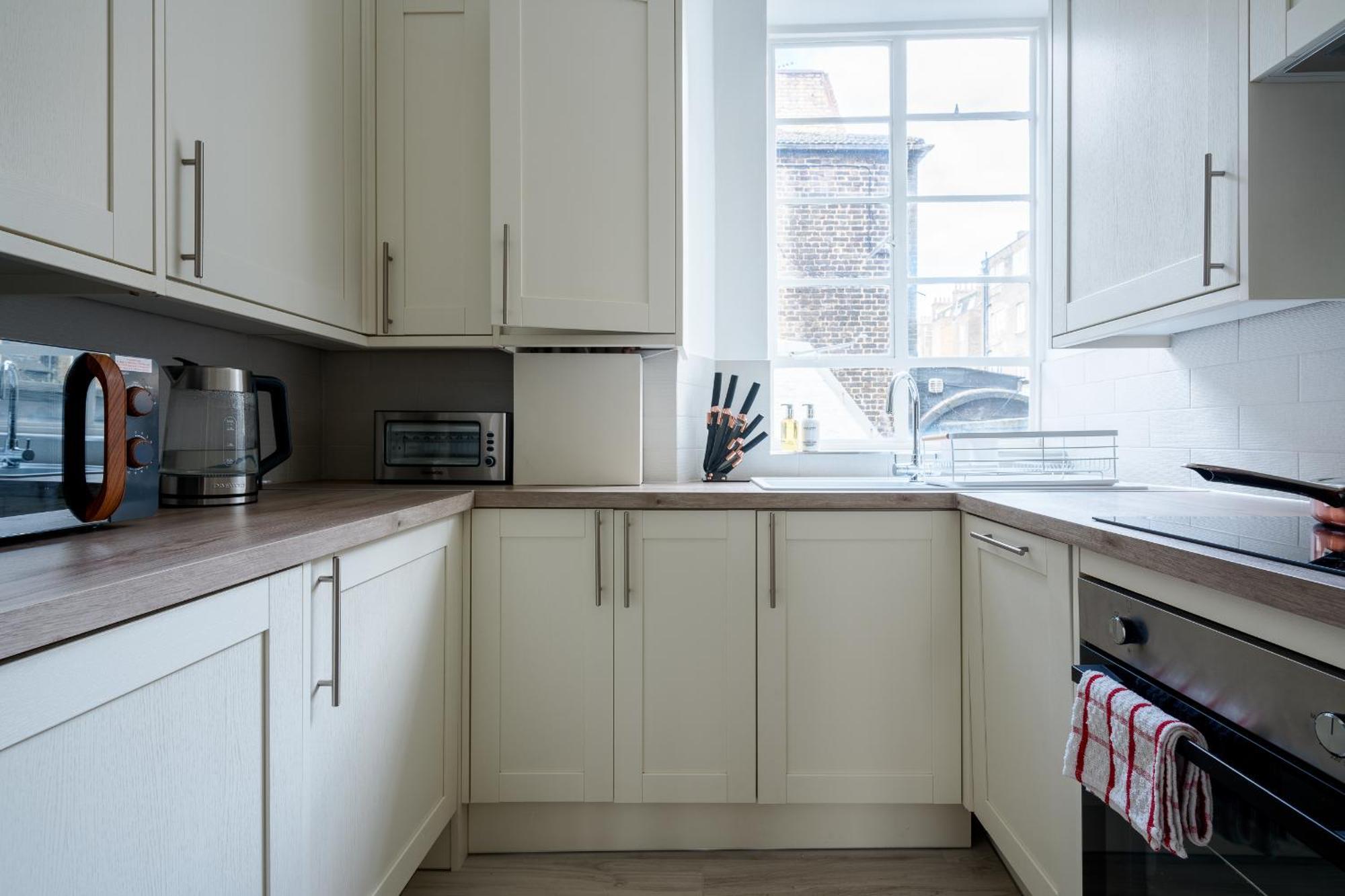 Luxury & Stylist Near Victoria Apartment