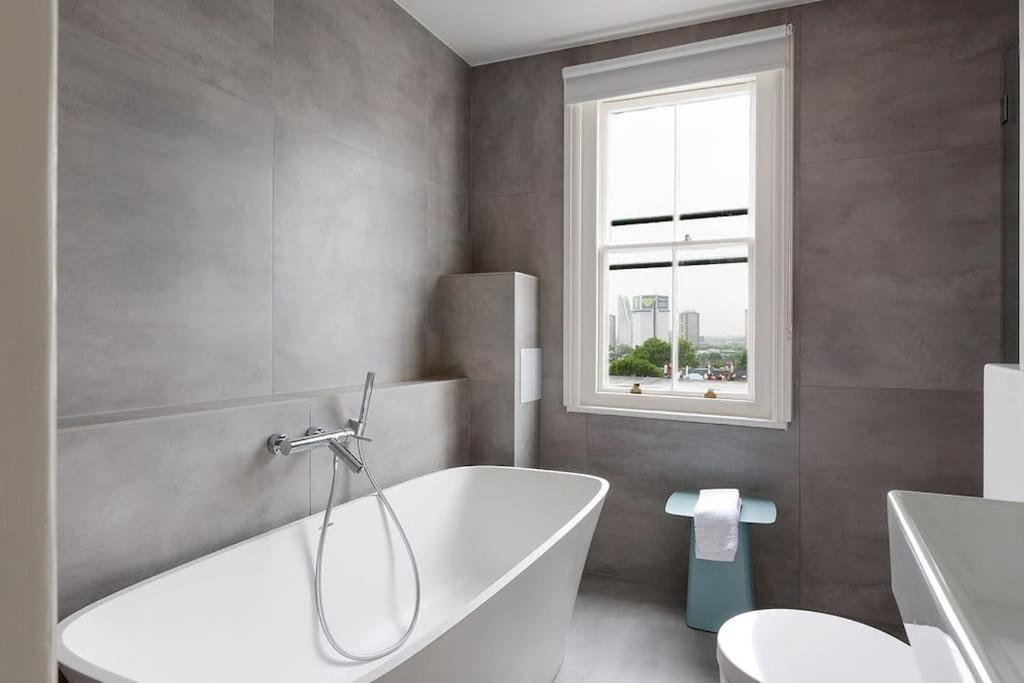 Stunning Views, Floor Flat *