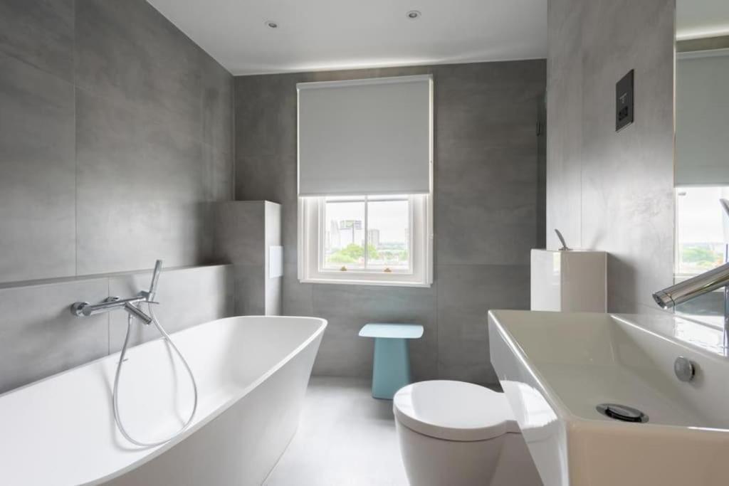 Apartment Stunning Views, Floor Flat London