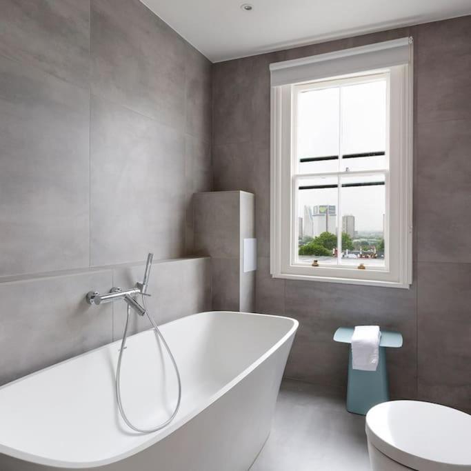 Stunning Views, Floor Flat * London