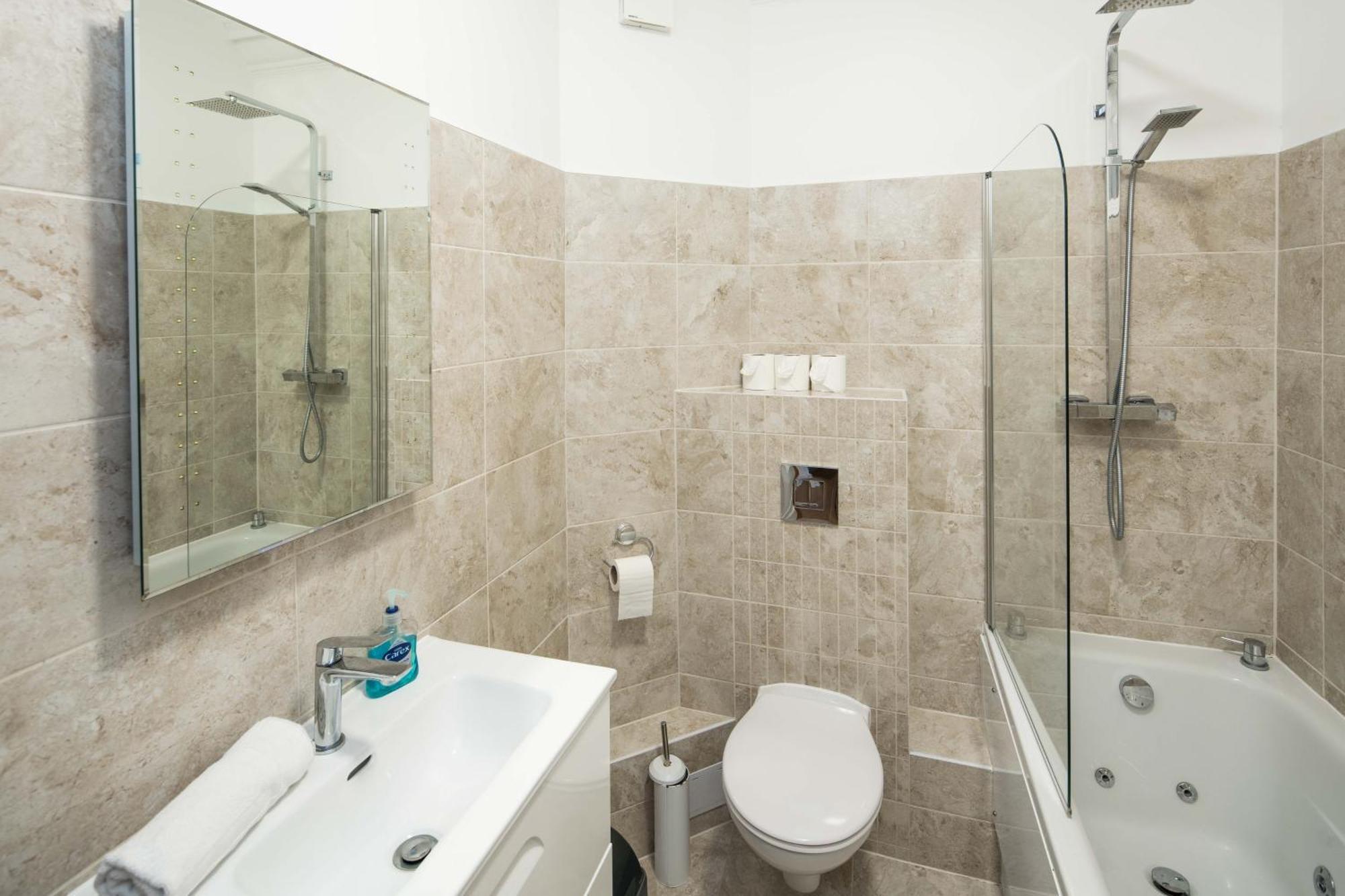 Elegant 1br Near Apartment