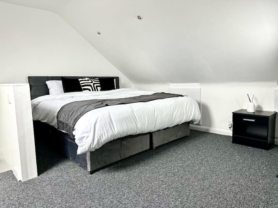 Serviced 4 Bed 2 Bath Manor Park House London