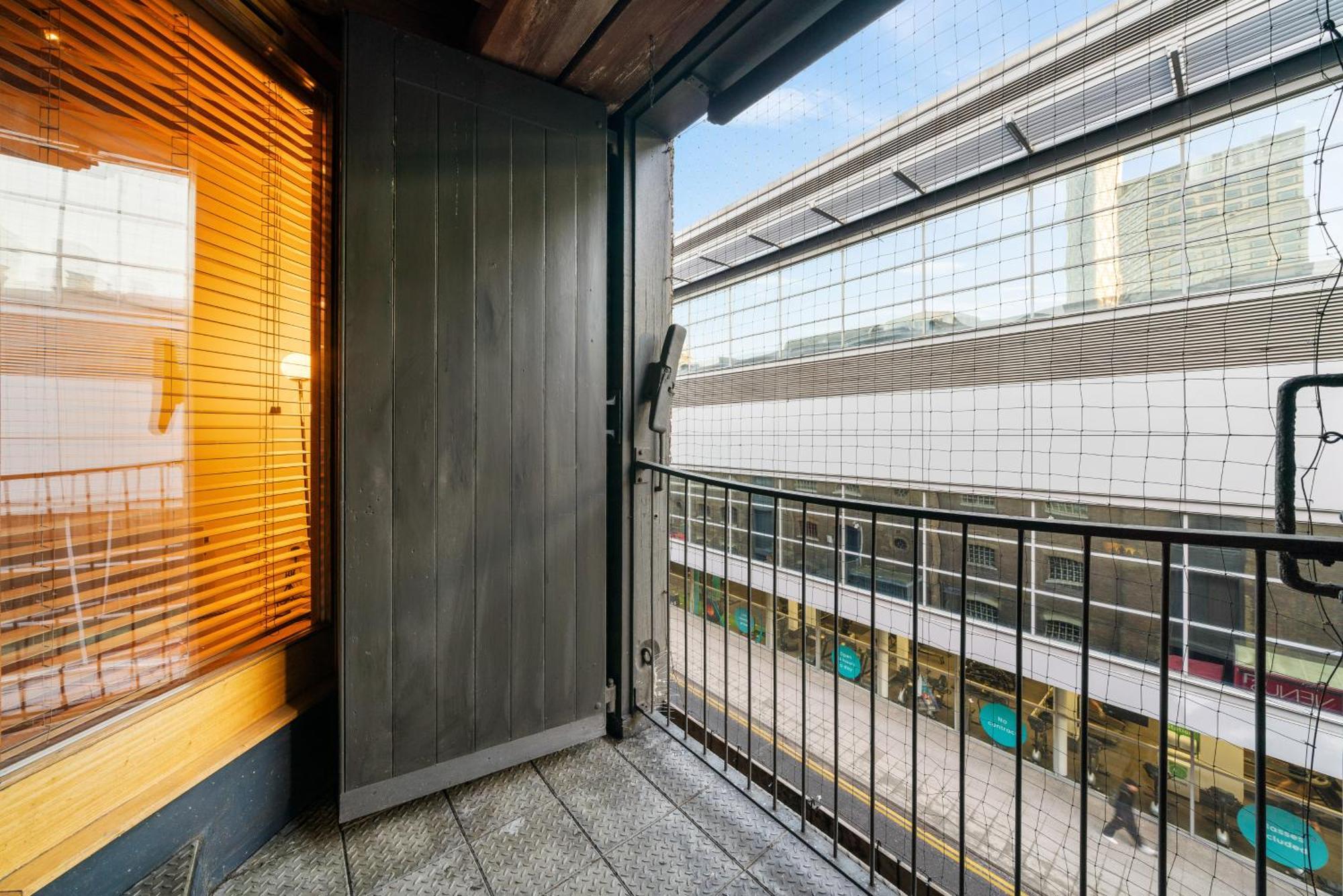 Canary Wharf - Converted Warehouse Apartment