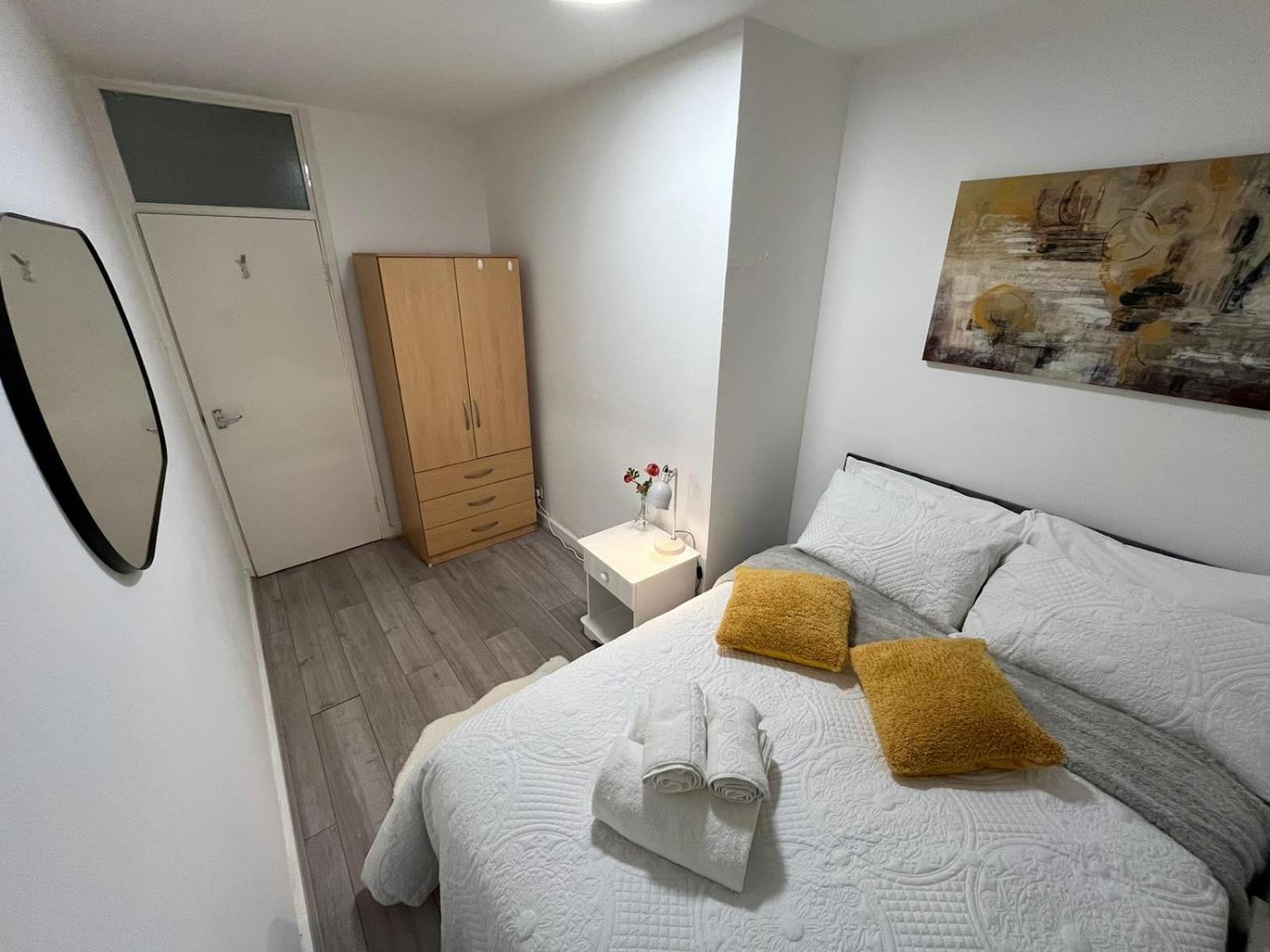 Charm: Spacious 3-bed With Garden Oasis Apartamento