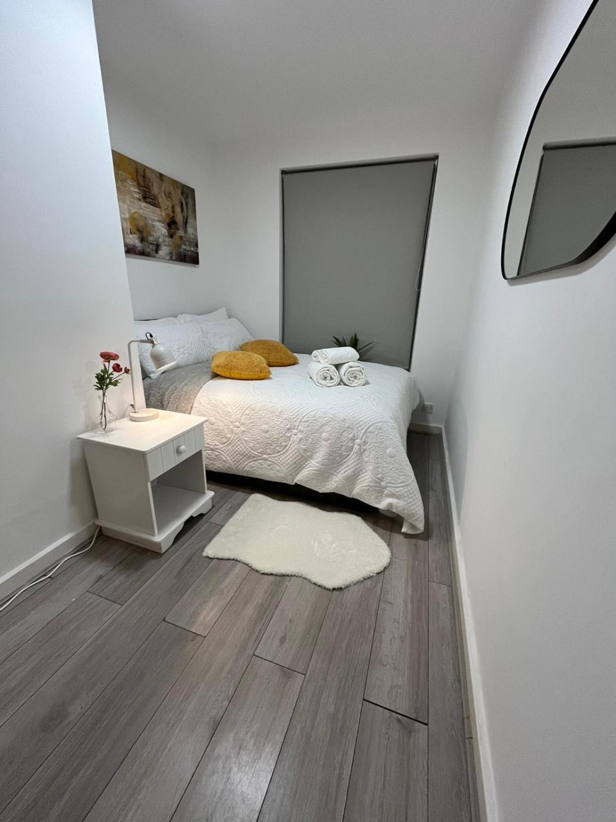 Apartamento Charm: Spacious 3-bed With Garden Oasis Londres