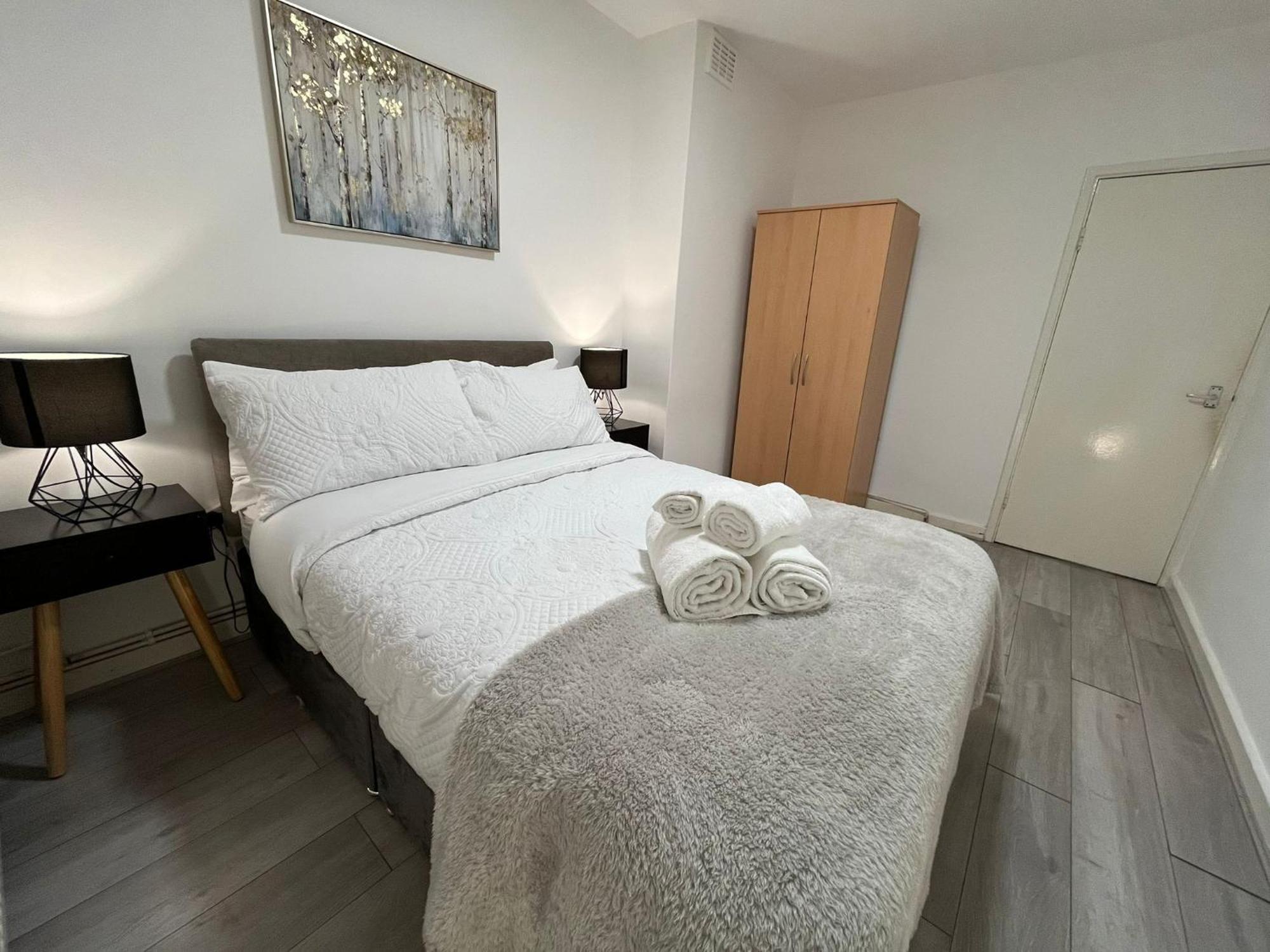 Apartamento Charm: Spacious 3-bed With Garden Oasis Londres