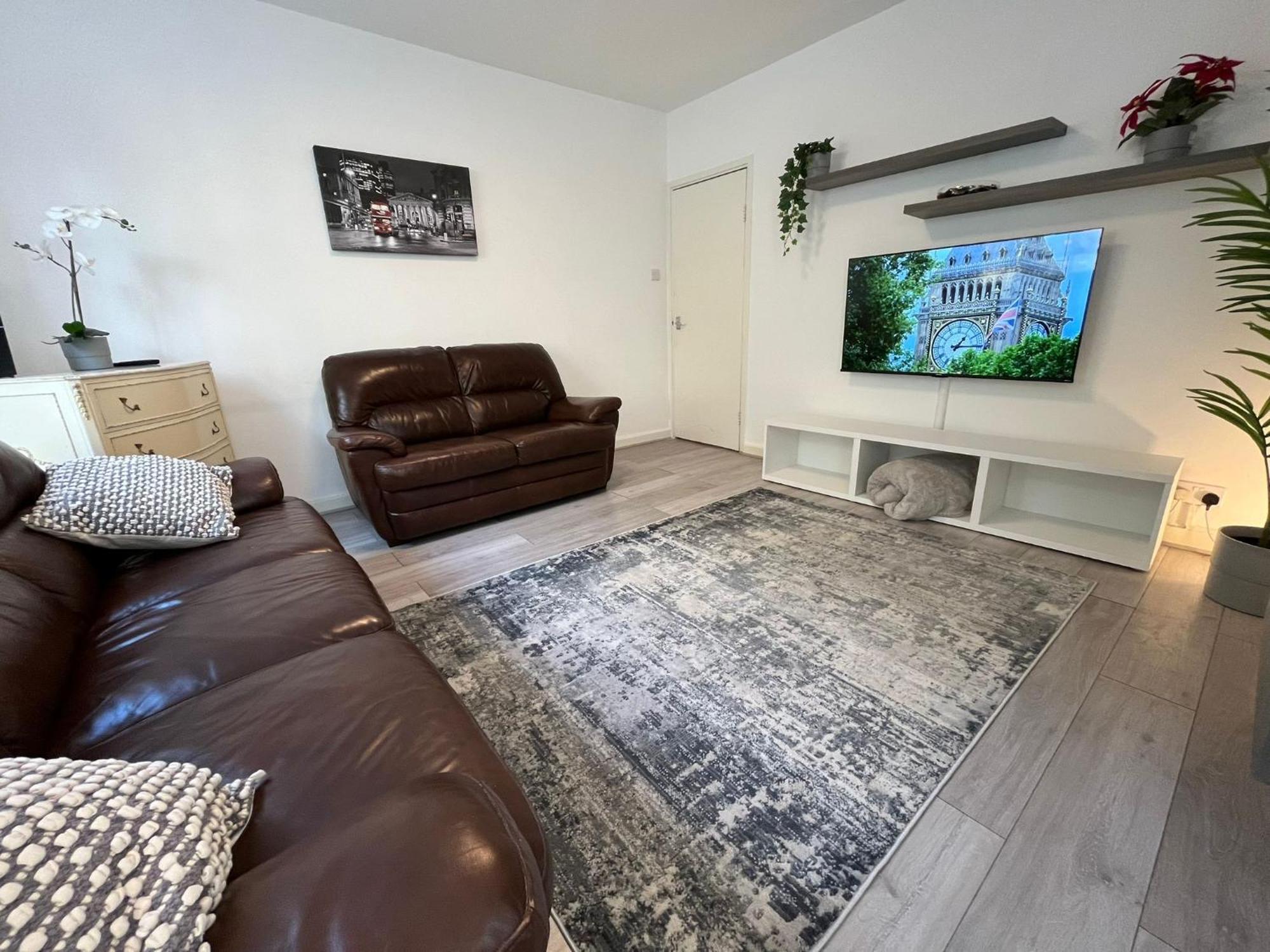Apartamento Charm: Spacious 3-bed With Garden Oasis *