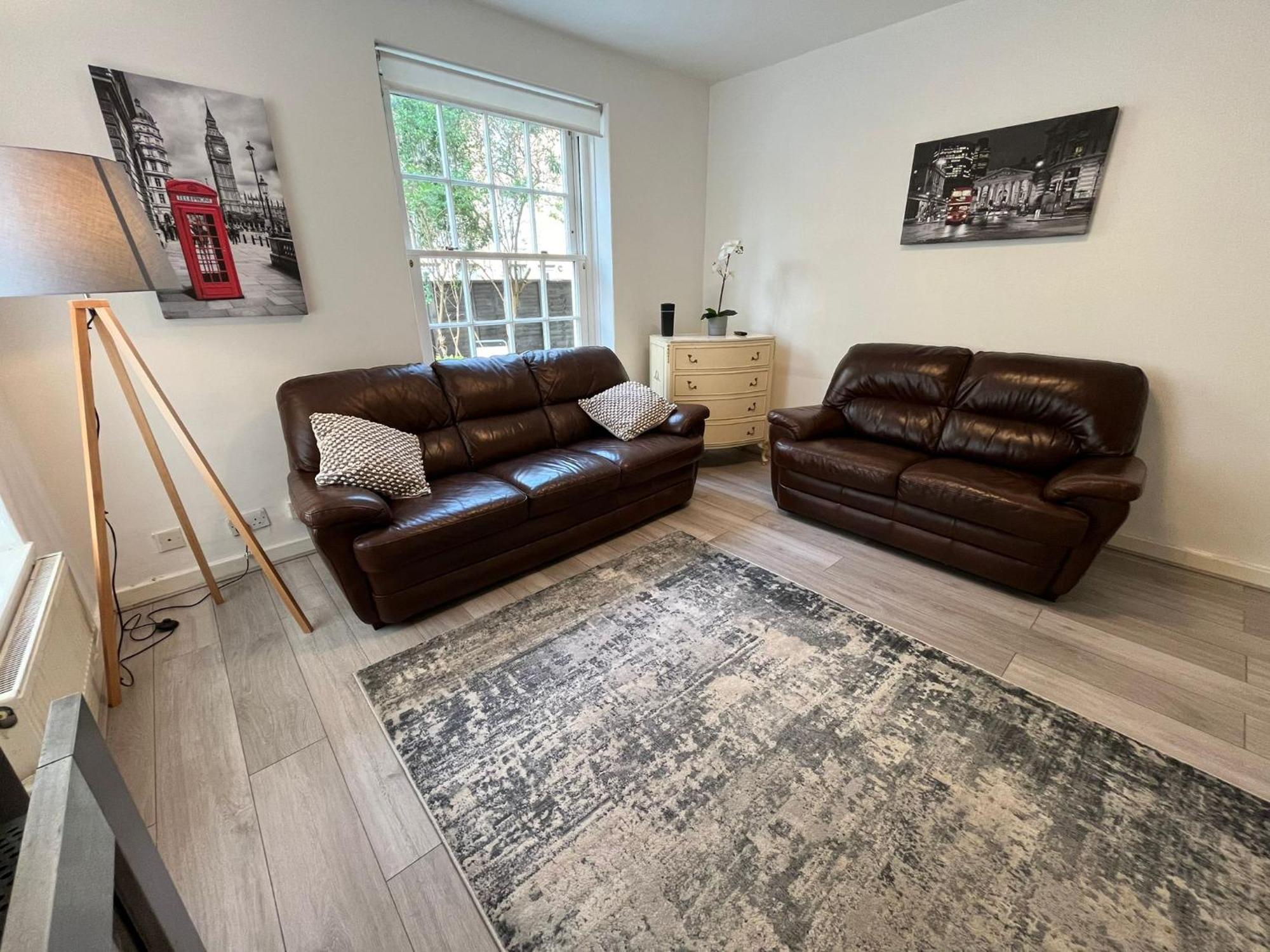 Apartamento Charm: Spacious 3-bed With Garden Oasis Londres
