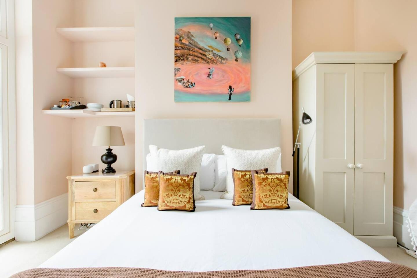 Ferienhaus Luxury King-bed Ensuite With Quiet Private Patio *