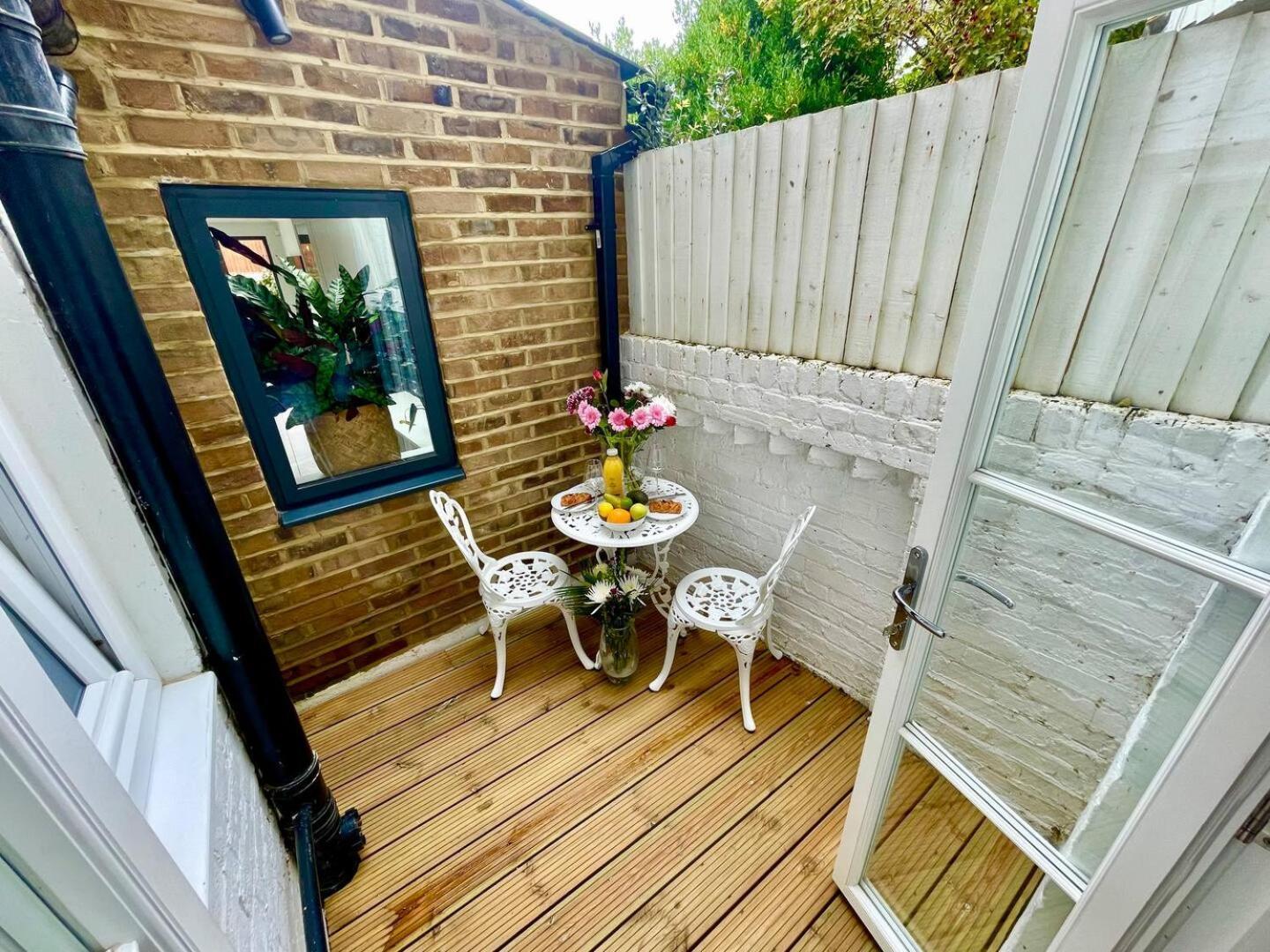 Ferienhaus Luxury King-bed Ensuite With Quiet Private Patio *