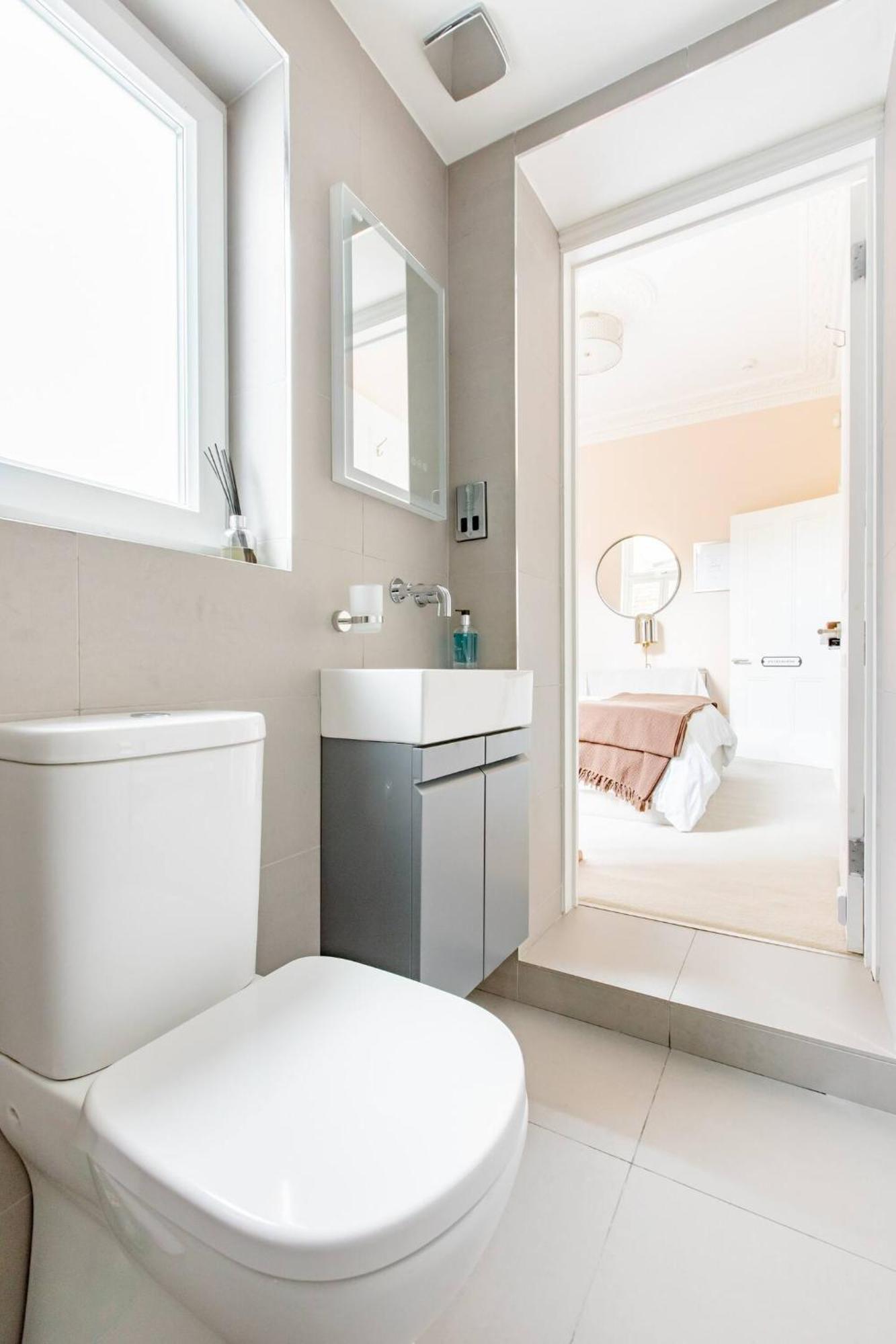 Ferienhaus Luxury King-bed Ensuite With Quiet Private Patio London