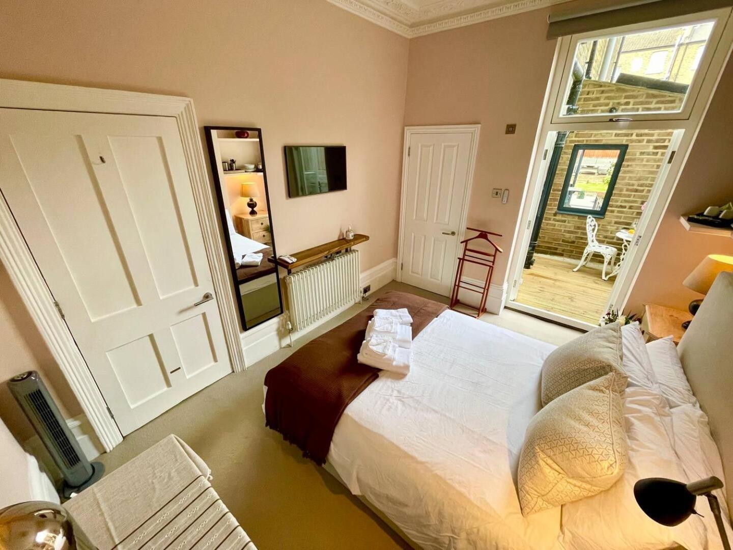 Ferienhaus Luxury King-bed Ensuite With Quiet Private Patio