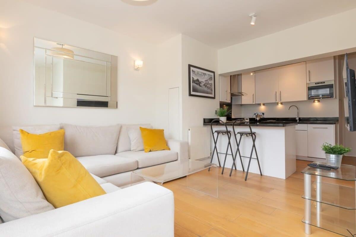 Bright & Spacious Floor In Chelsea *