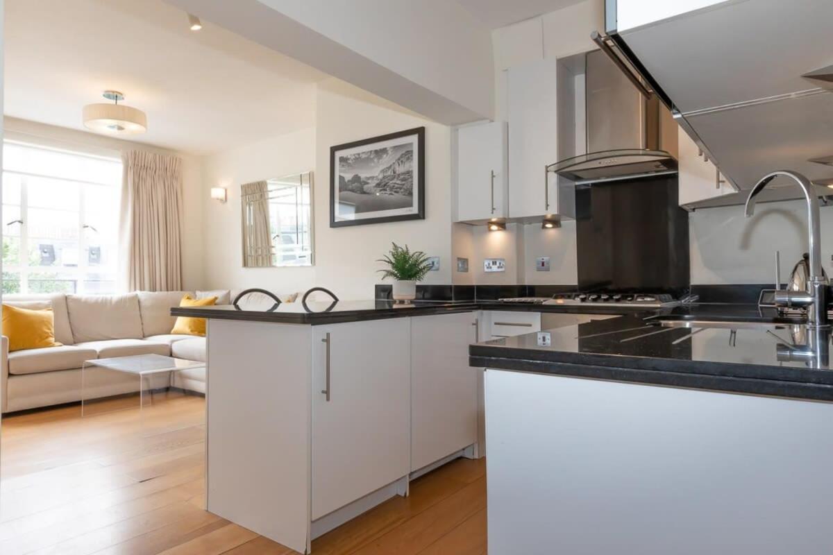 Bright & Spacious Floor In Chelsea Apartment