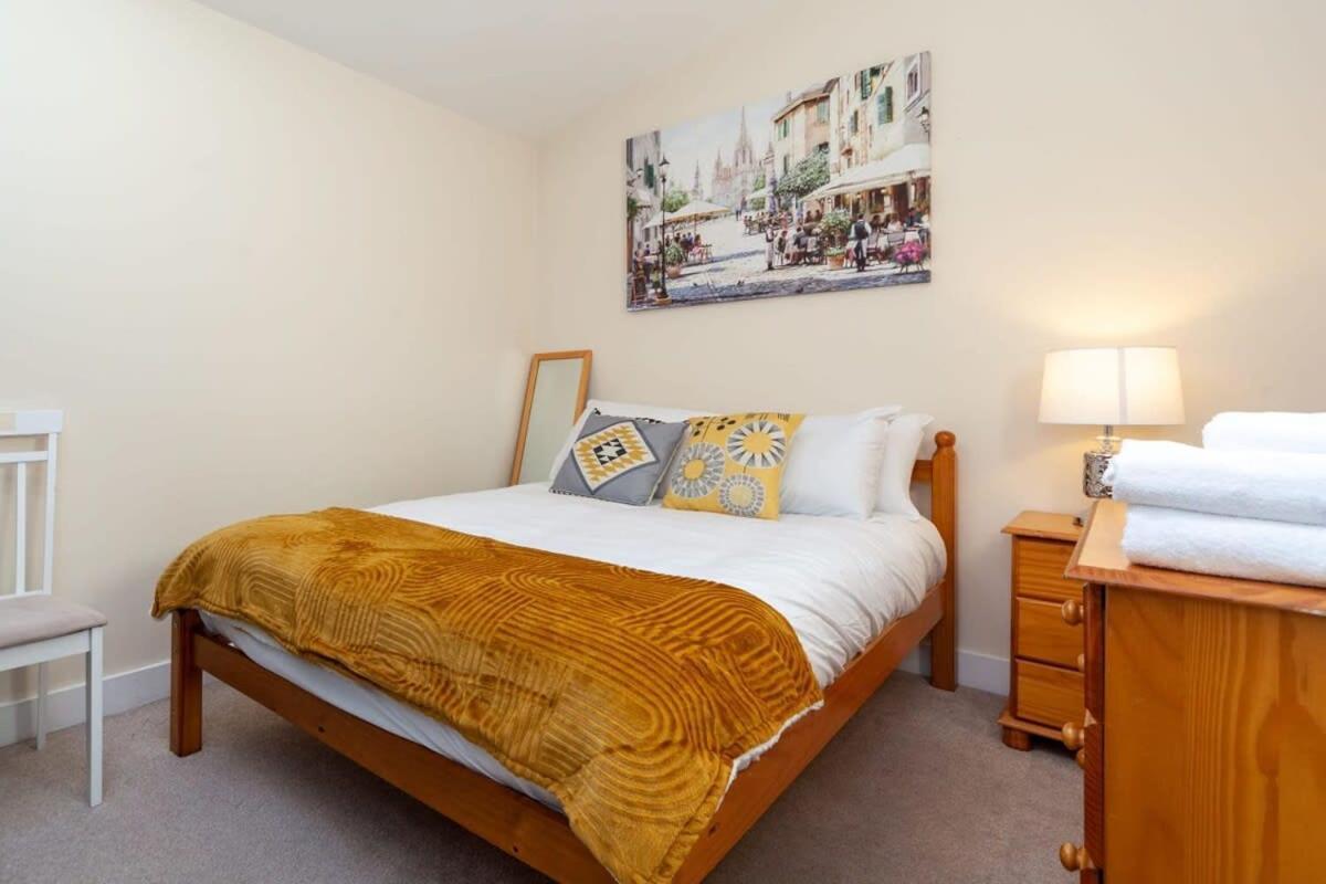 Modern 2 Bed Attic In Brixton Apartment *