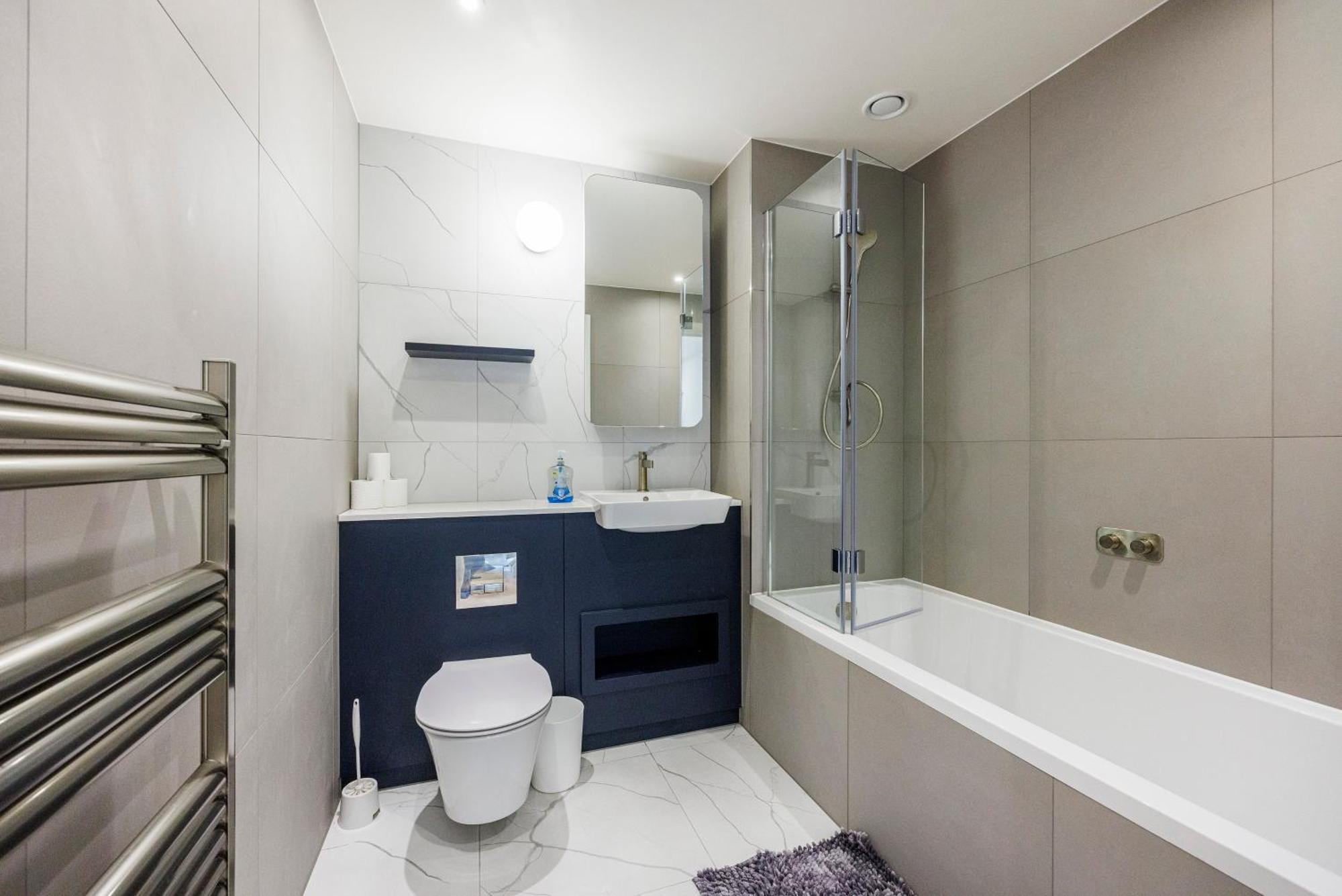 2&3 Bedrooms Near Excel - Modern Spacious For Larger Groups *