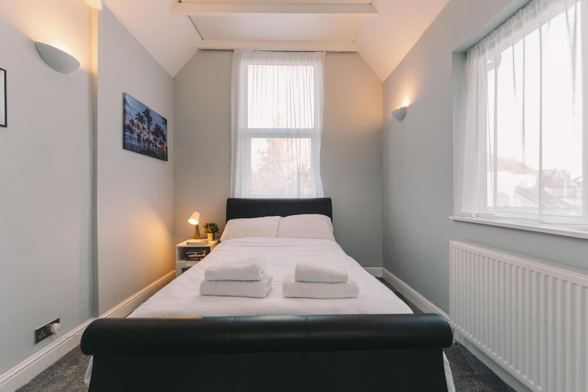 Modern Flat By The Underground. * London
