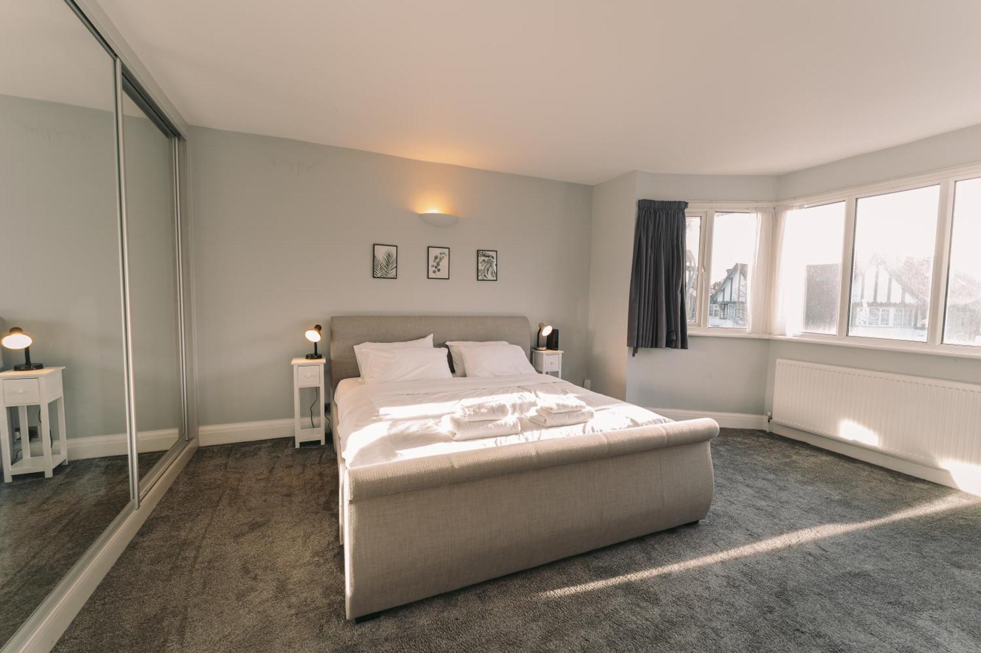 Apartment Modern Flat By The Underground. London