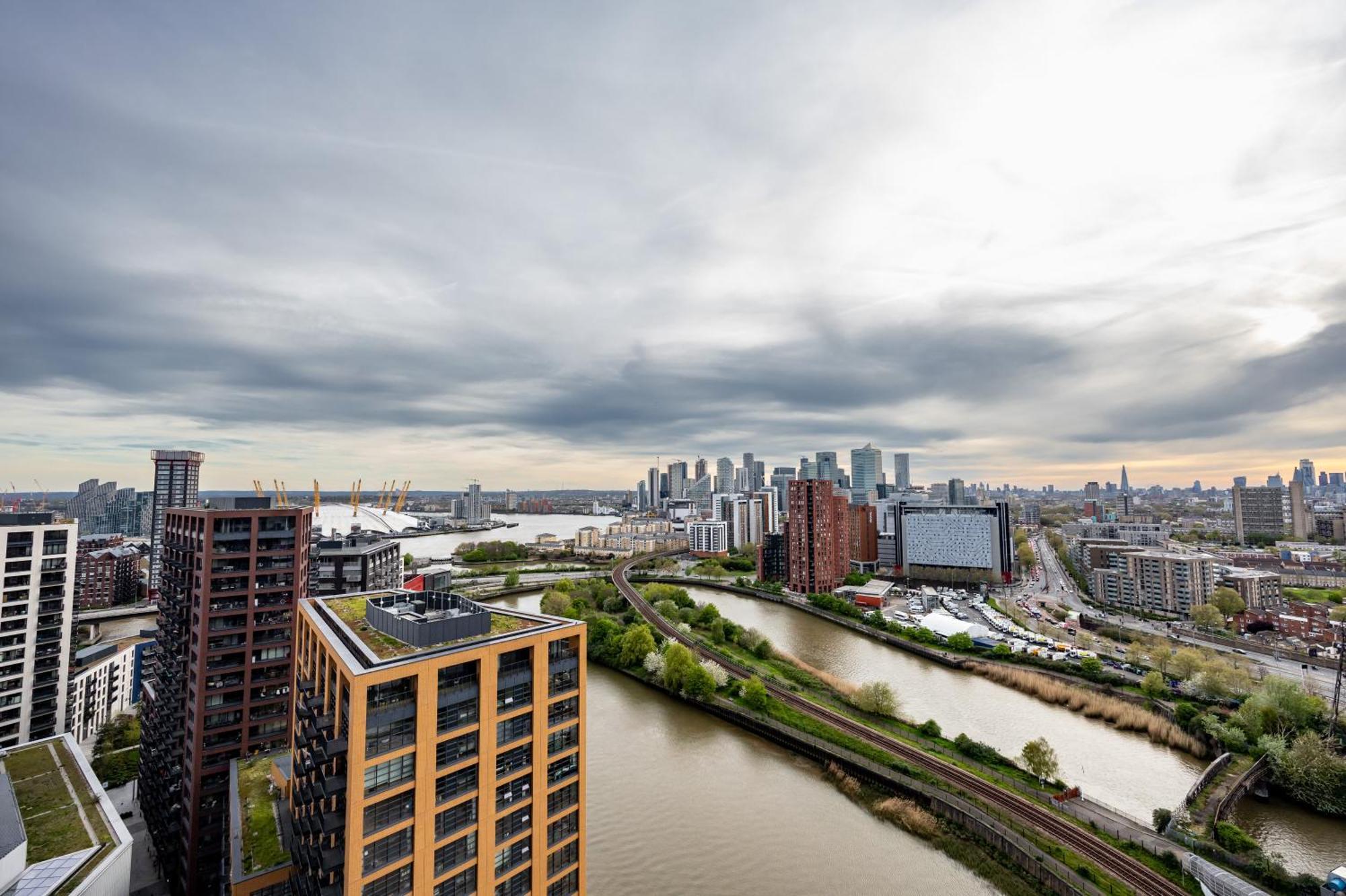 Luxury & Spacious 2 Bedroom Apt With City Views Apartment *