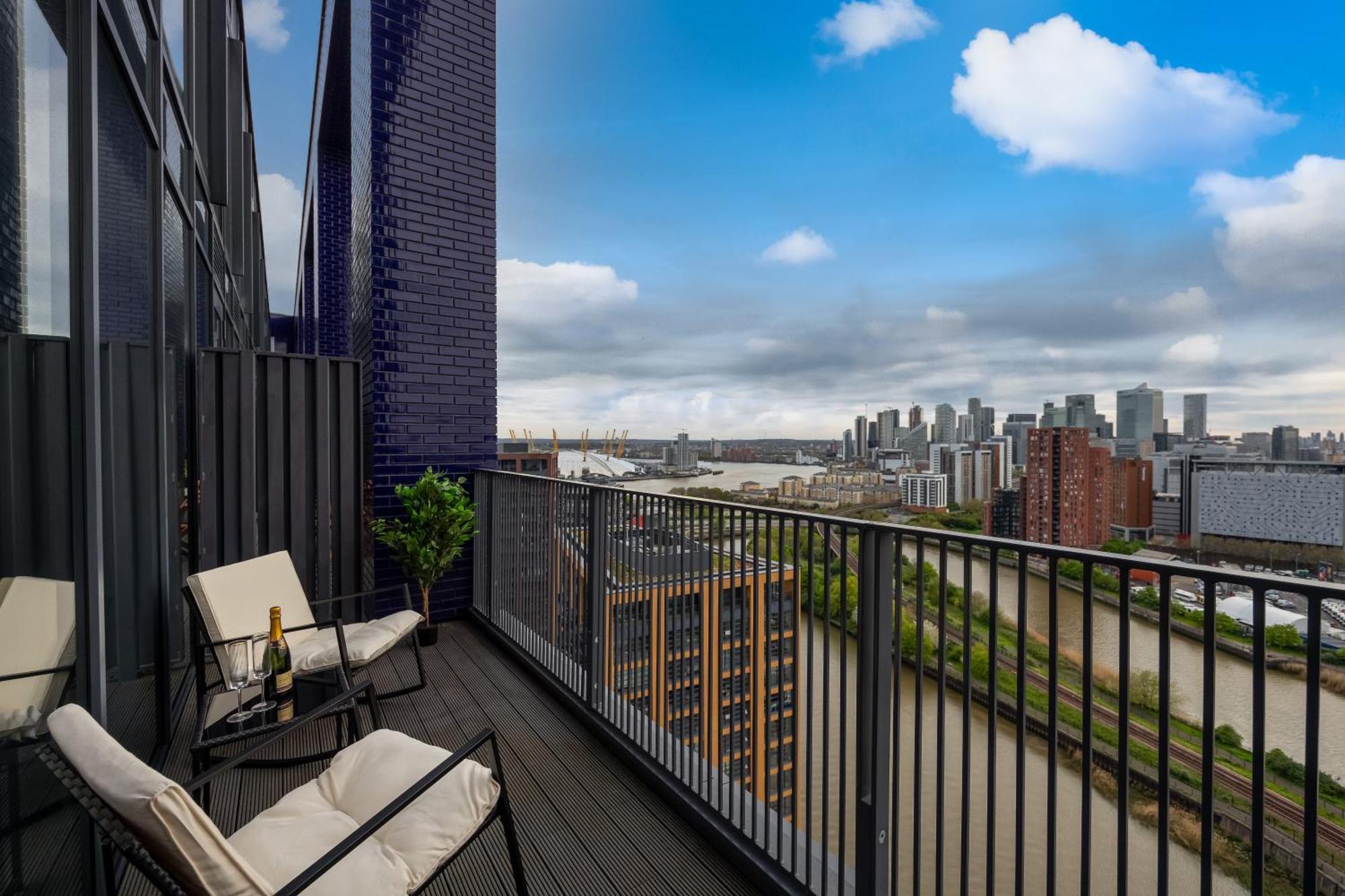 Apartment Luxury & Spacious 2 Bedroom Apt With City Views London