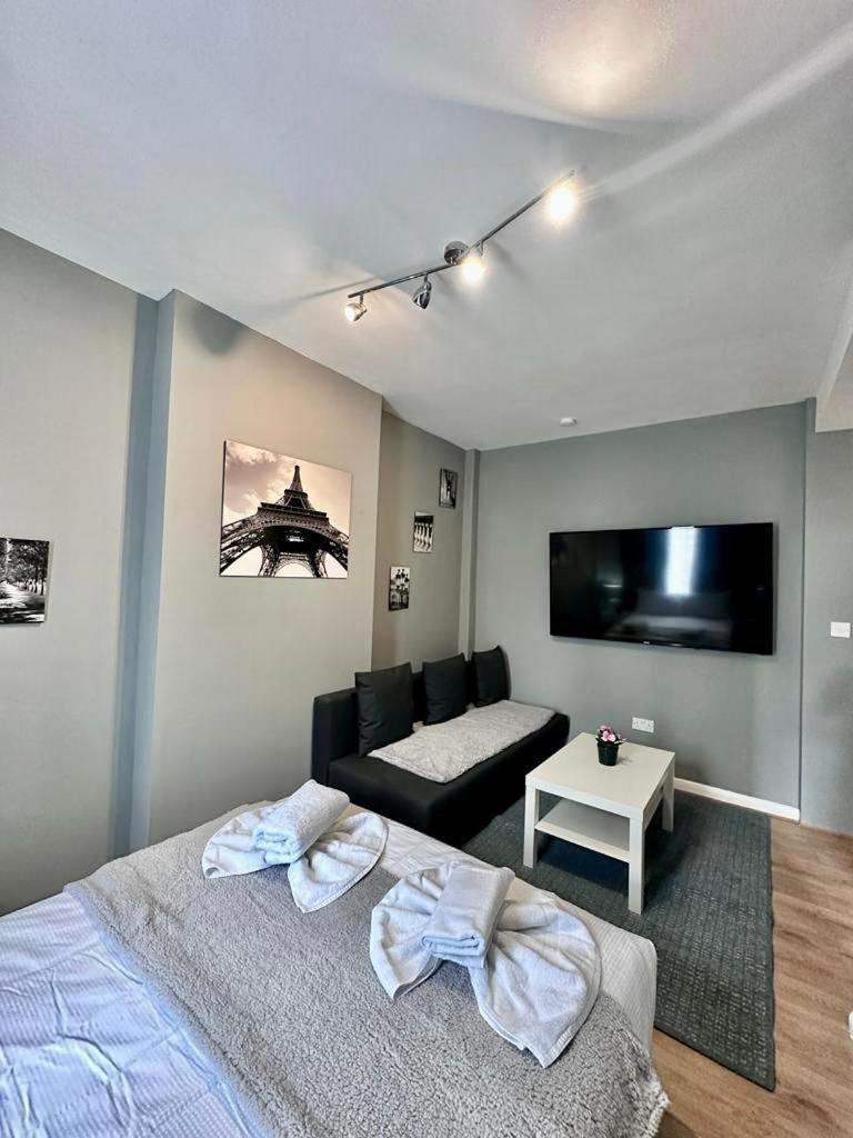 Light Budget Studio On Edgware Road,